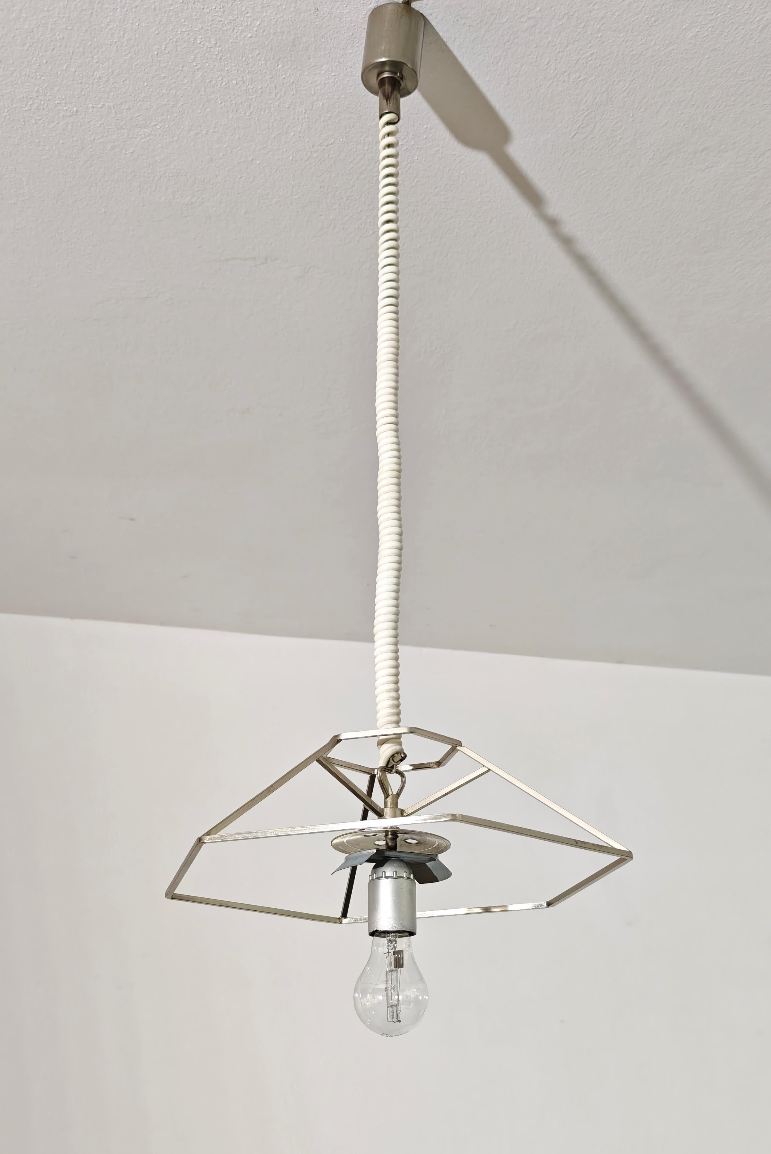 Lampada a sospensione in vetro di Murano, Carlo Nason per AVMazzega, Italia, anni '70. Sei paralumi in vetro soffiato a mano con un motivo a forma di petalo, che va dal viola al trasparente.
Il vetro ha una spessa finitura martellata o 