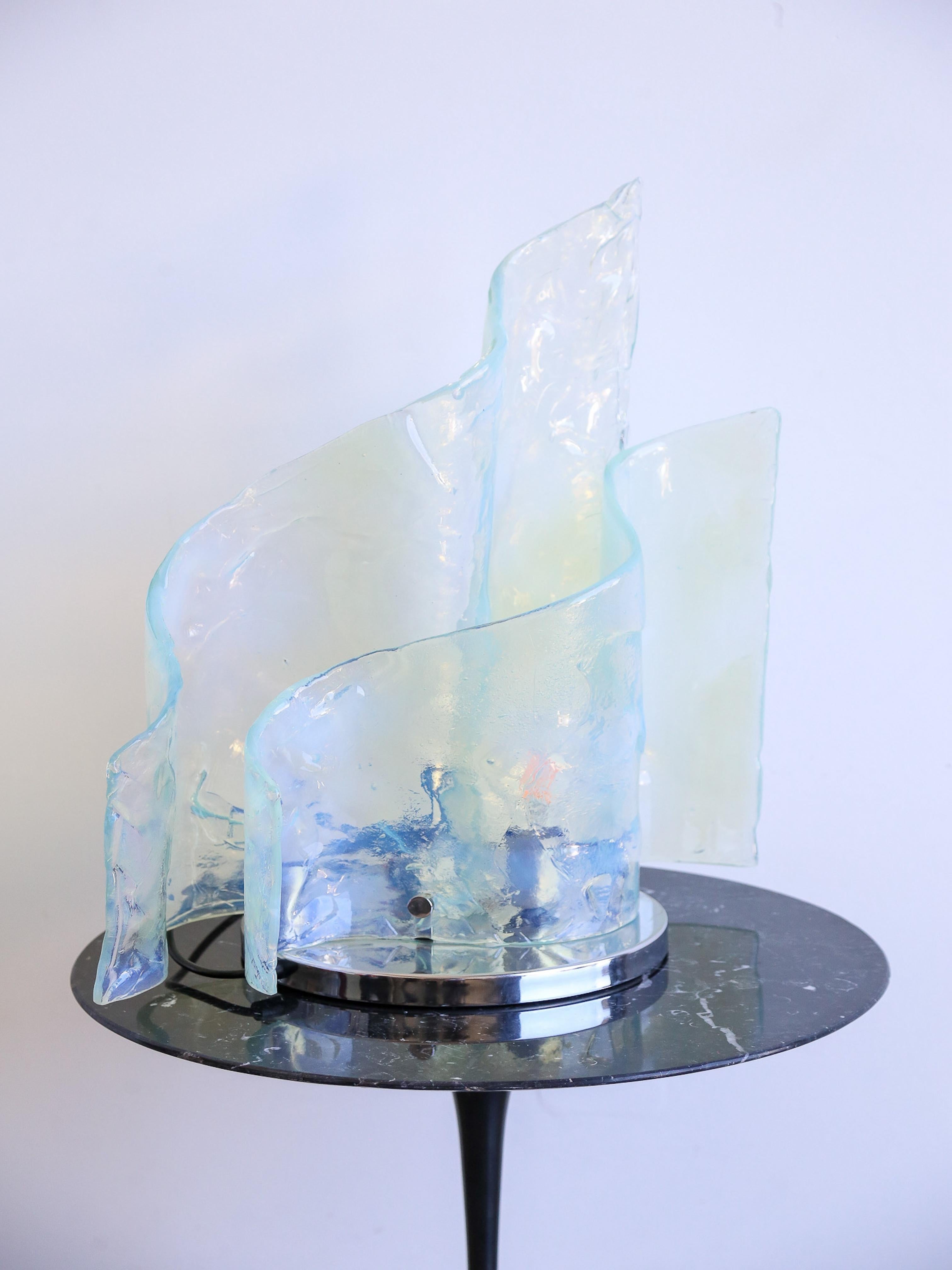 Cette lampe de table unique, composée de deux plaques de verre soufflé à la main, fabriquée à Murano par Mazzega, dans les années 1960, a été conçue par Carlo Nason. Les dalles sont montées sur un socle chromé.

Référence moderne du milieu du siècle