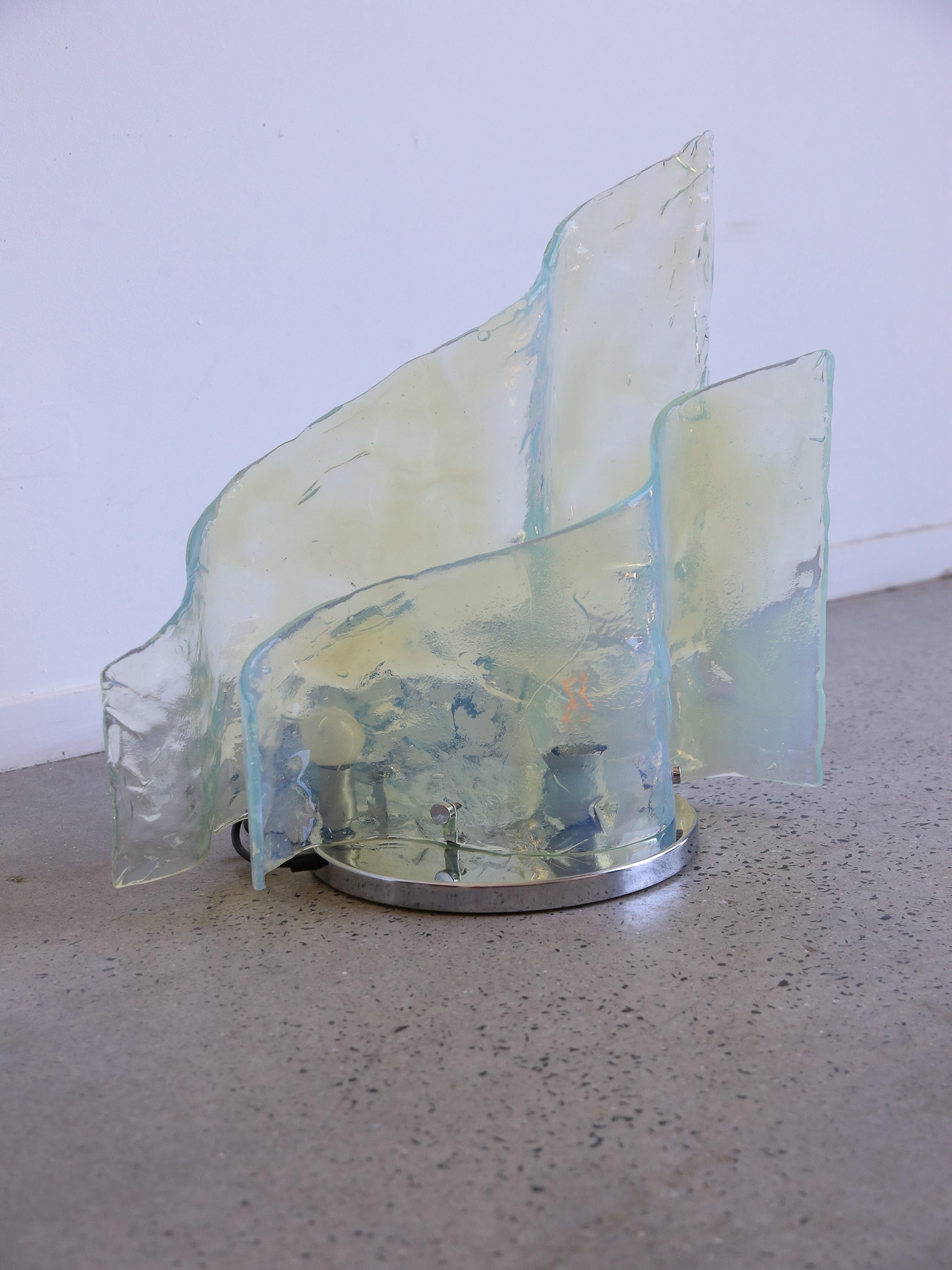 italien Lampe de table en verre de Murano opalescent Carlo Nason for Mazzega Murano en vente