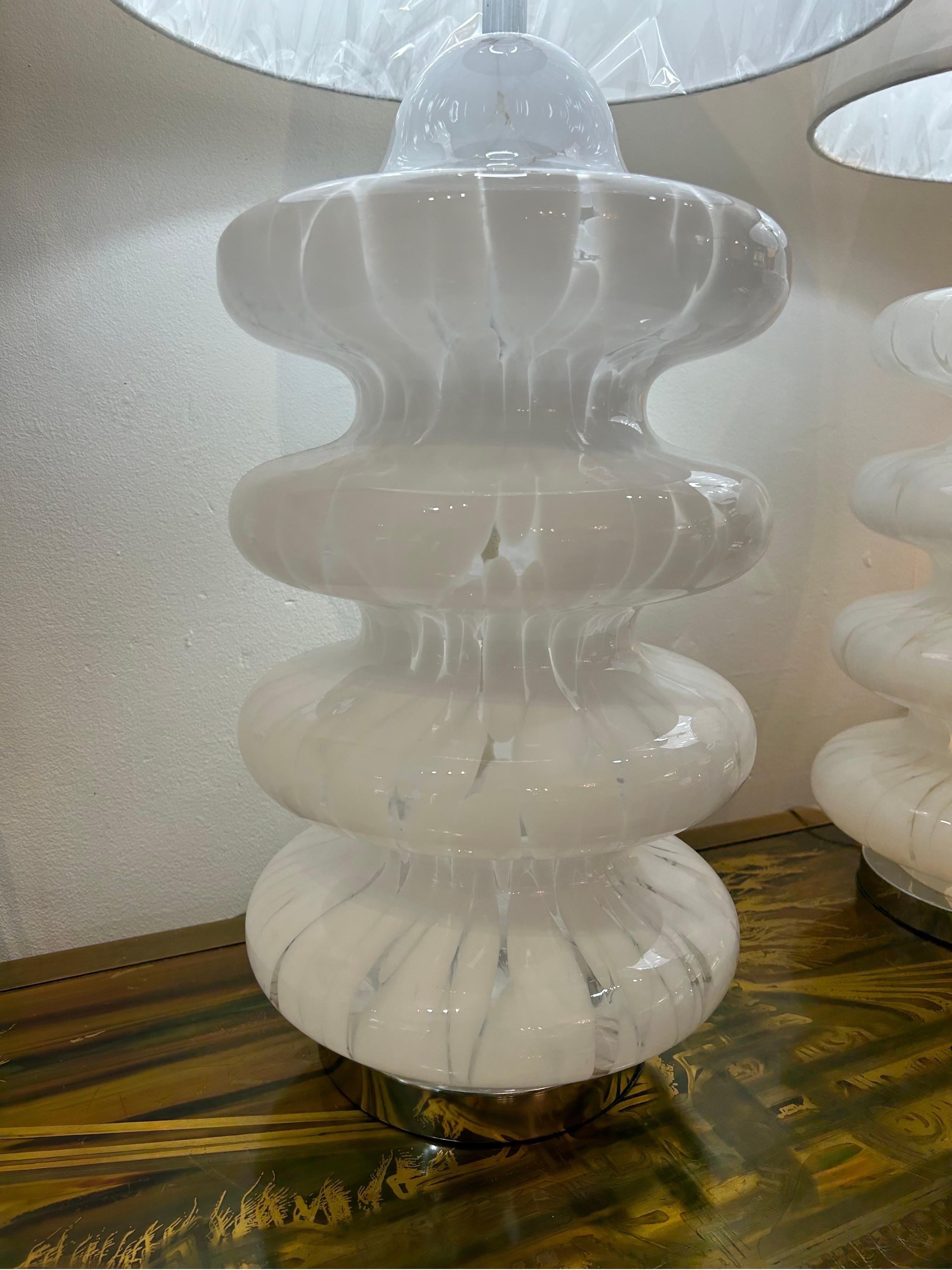 Carlo Nason pour Mazzega  Paire de lampes blanches tachetées à quatre niveaux en vente 3