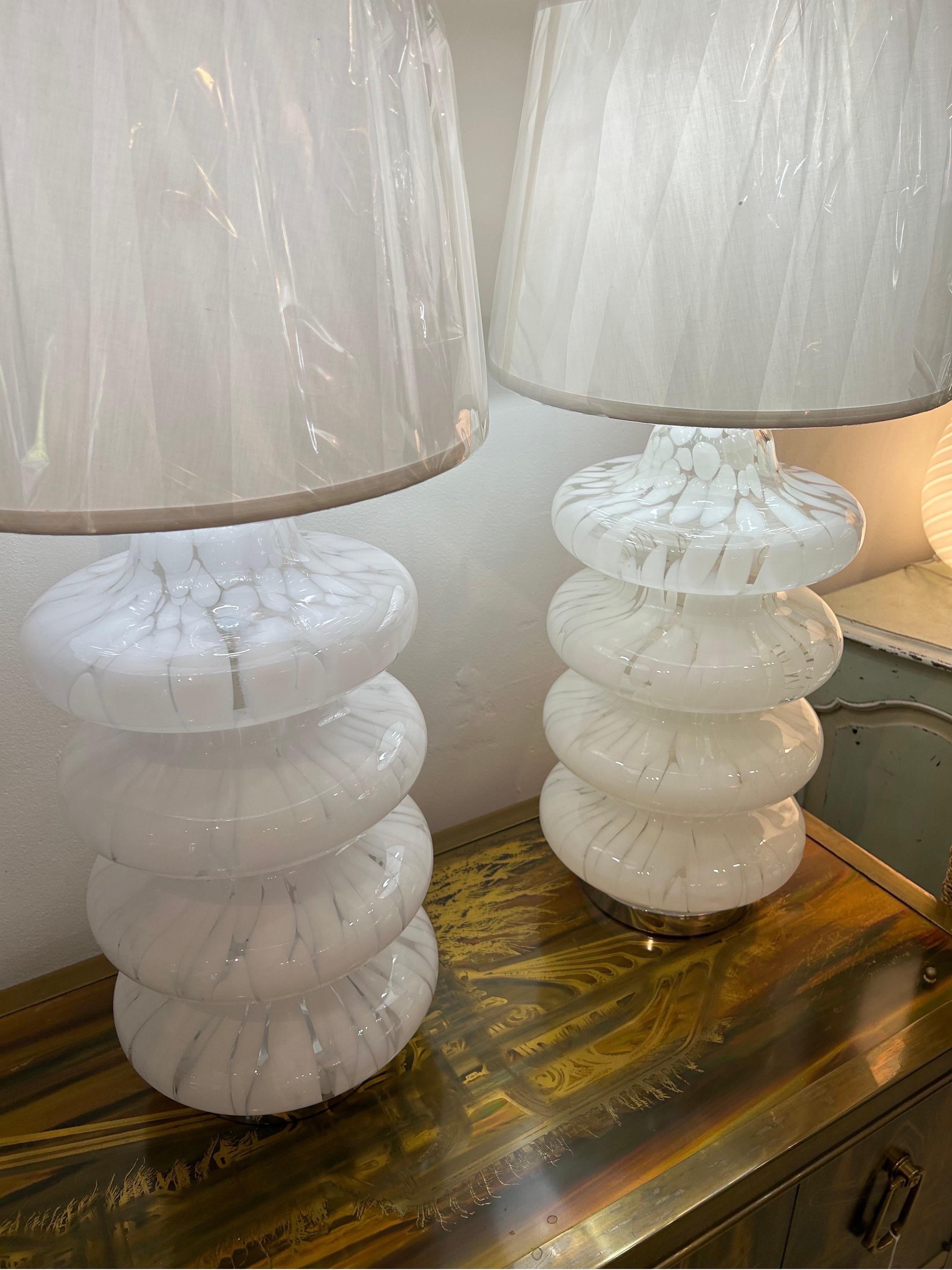 Carlo Nason . Lampes pagodes...Lampes soufflées à la main à quatre niveaux avec des motifs abstraits de tourbillons dans un verre blanc et transparent.... La paire a été démontée... nettoyée... restaurée avec un nouveau câblage...... Très bon état