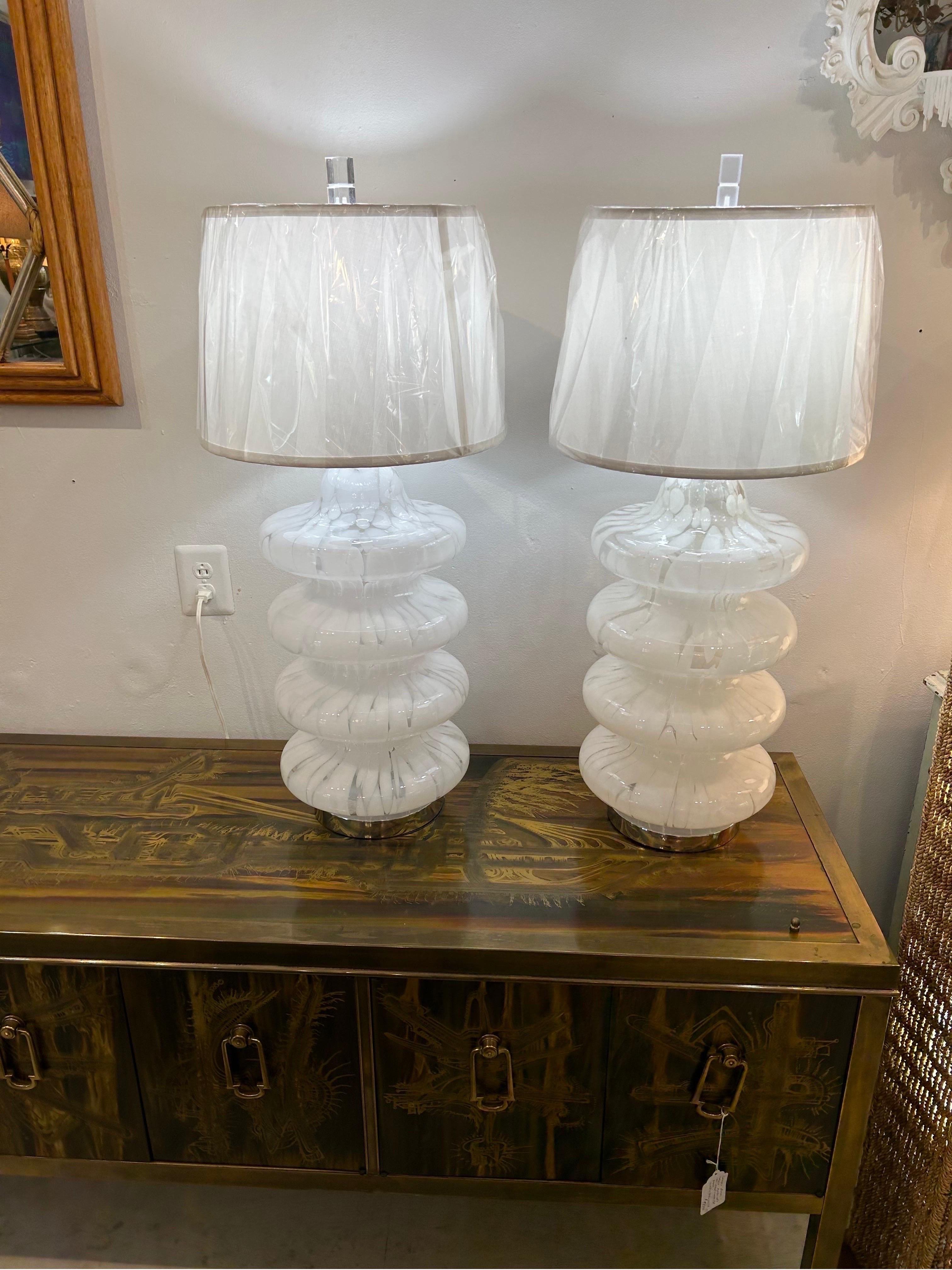 Mid-Century Modern Carlo Nason pour Mazzega  Paire de lampes blanches tachetées à quatre niveaux en vente