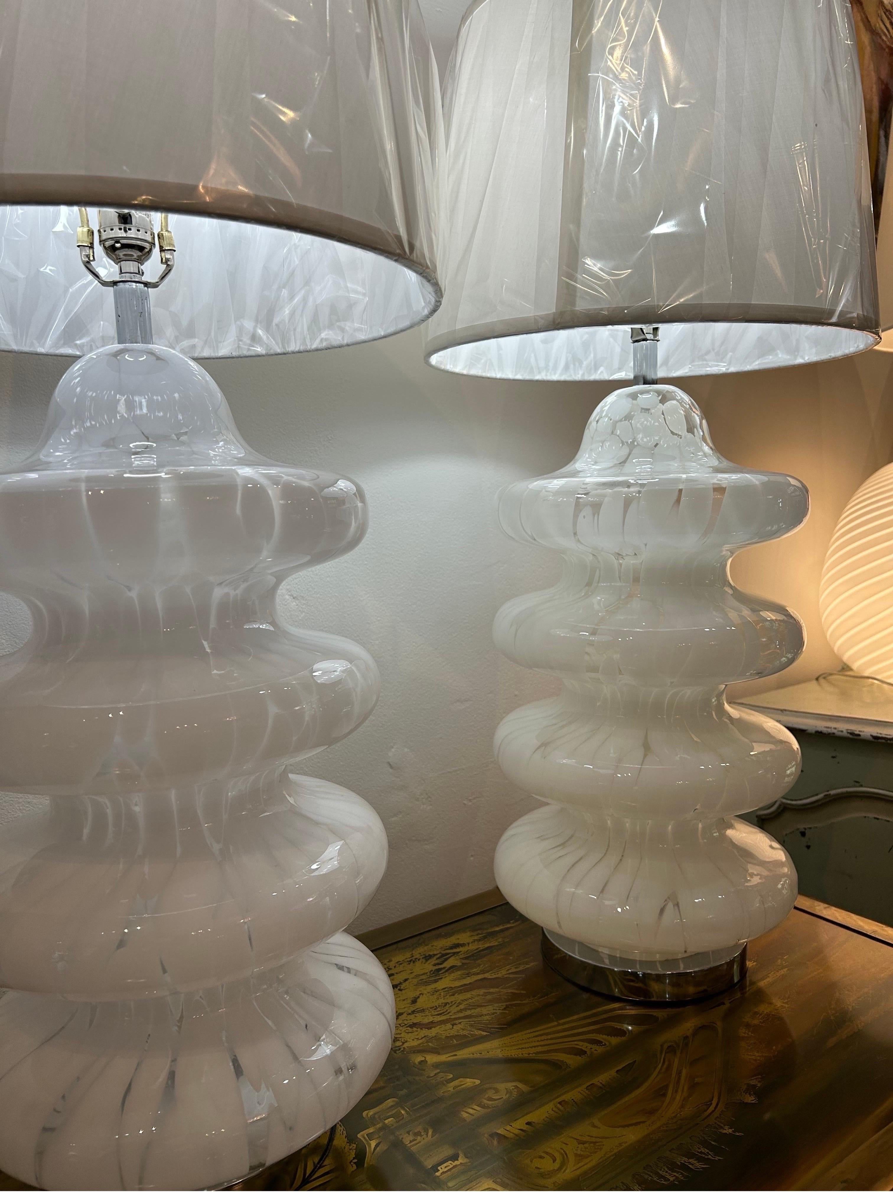 italien Carlo Nason pour Mazzega  Paire de lampes blanches tachetées à quatre niveaux en vente