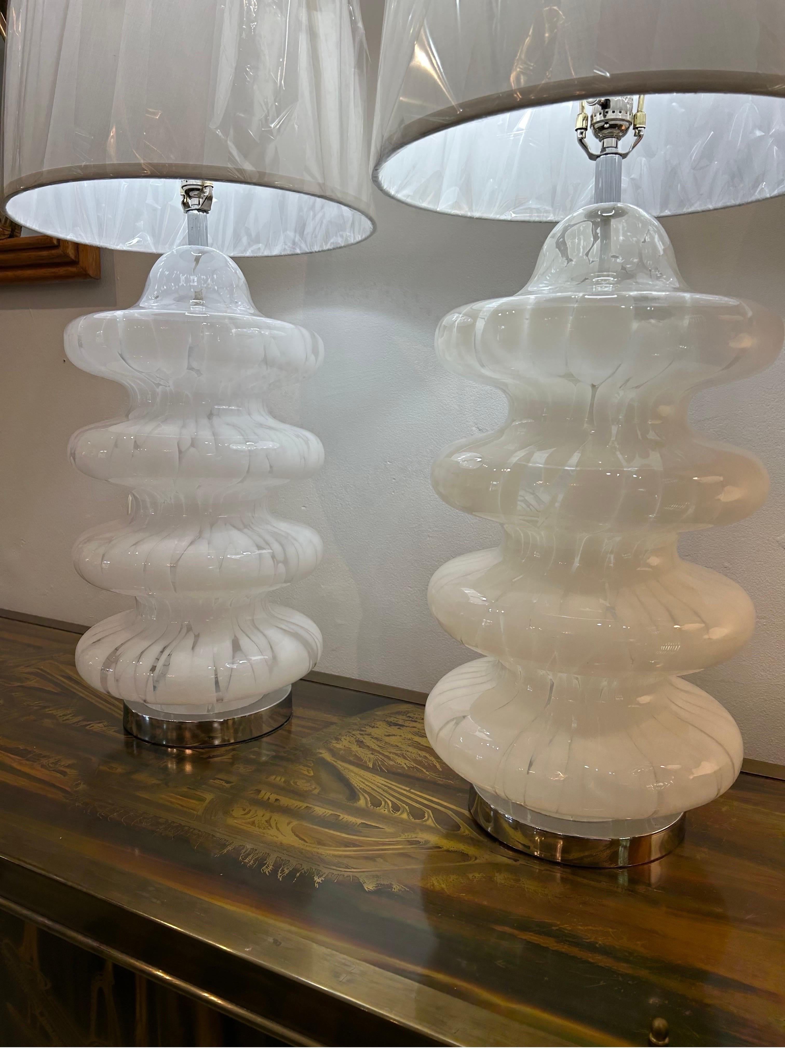 Carlo Nason pour Mazzega  Paire de lampes blanches tachetées à quatre niveaux Bon état - En vente à West Palm Beach, FL