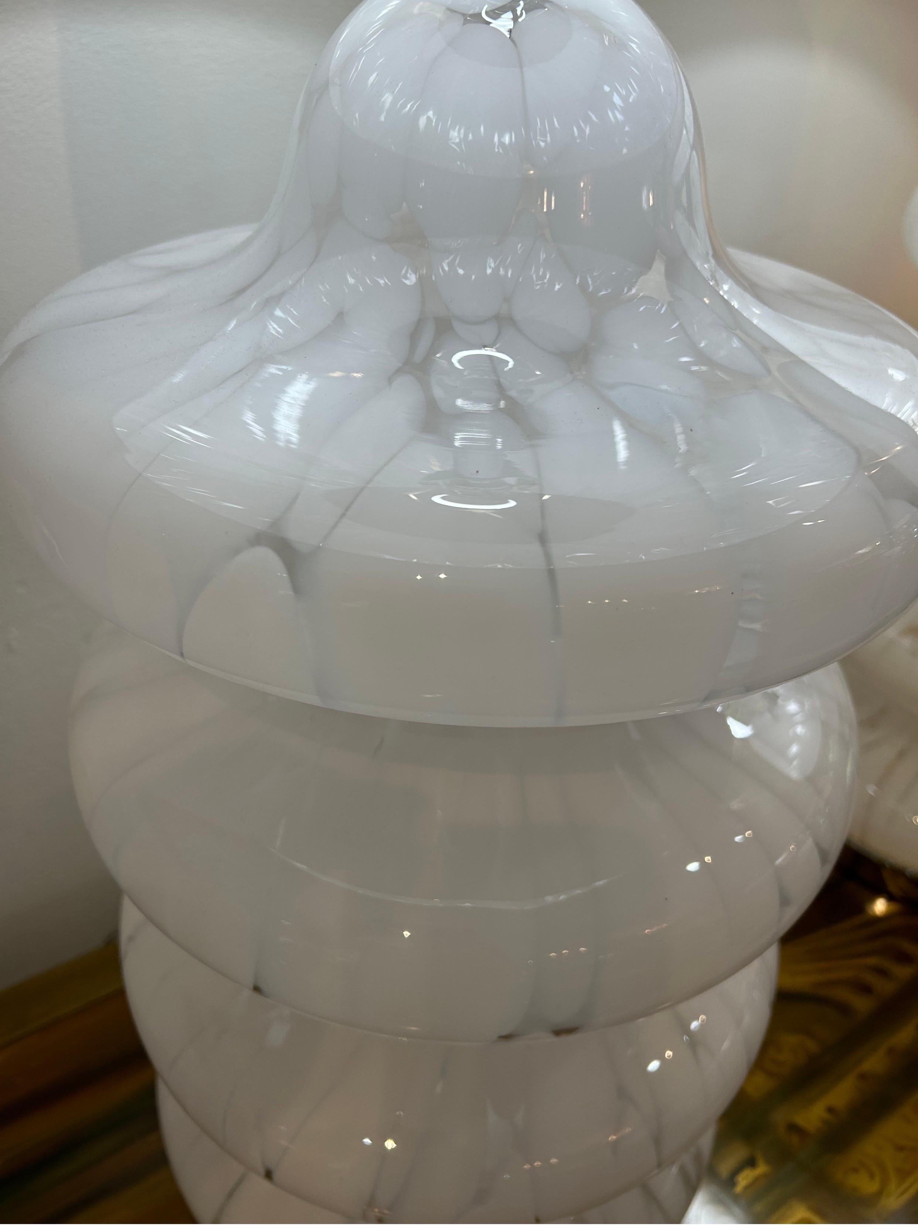 Verre brun Carlo Nason pour Mazzega  Paire de lampes blanches tachetées à quatre niveaux en vente