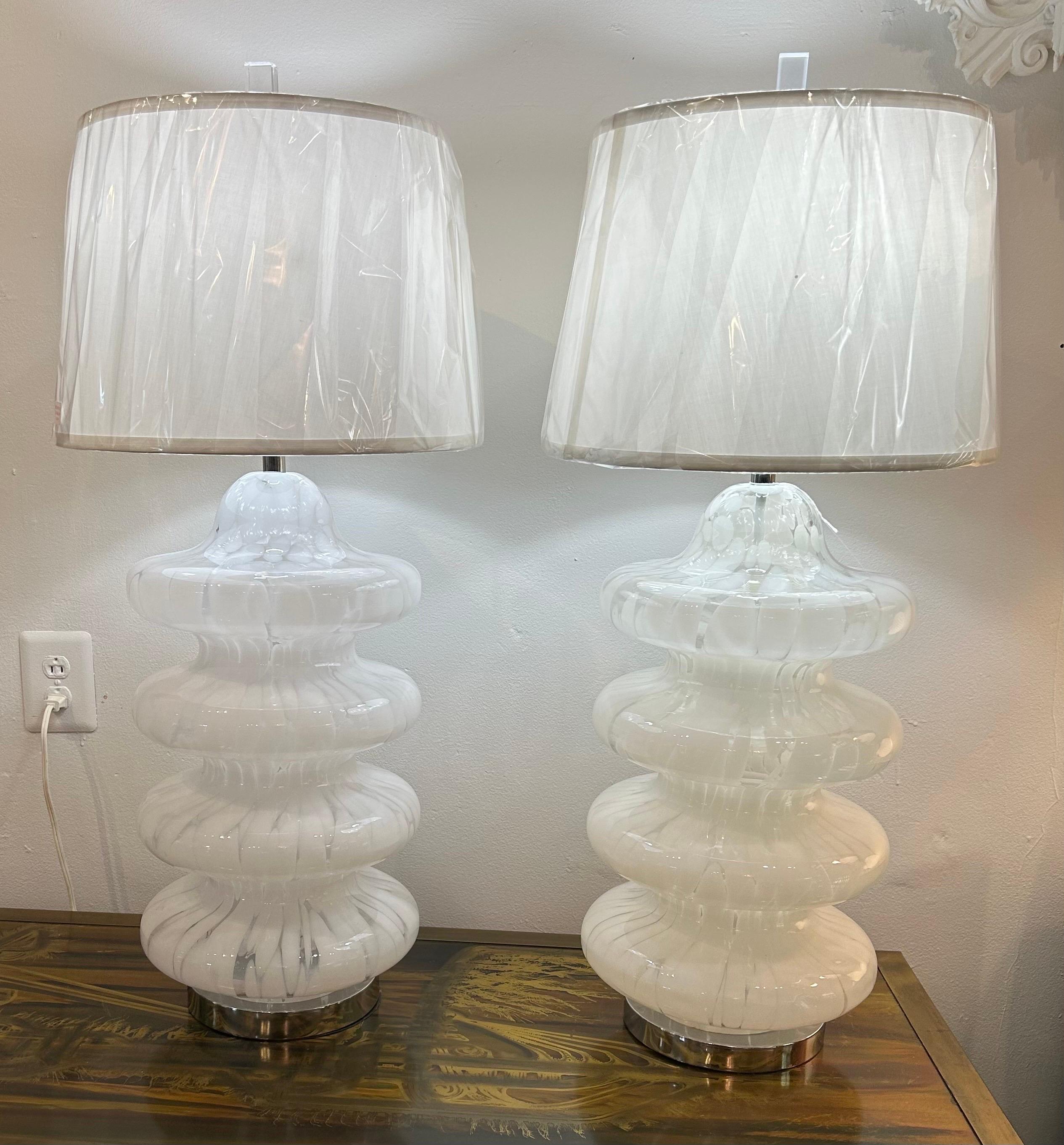 Carlo Nason pour Mazzega  Paire de lampes blanches tachetées à quatre niveaux en vente 1
