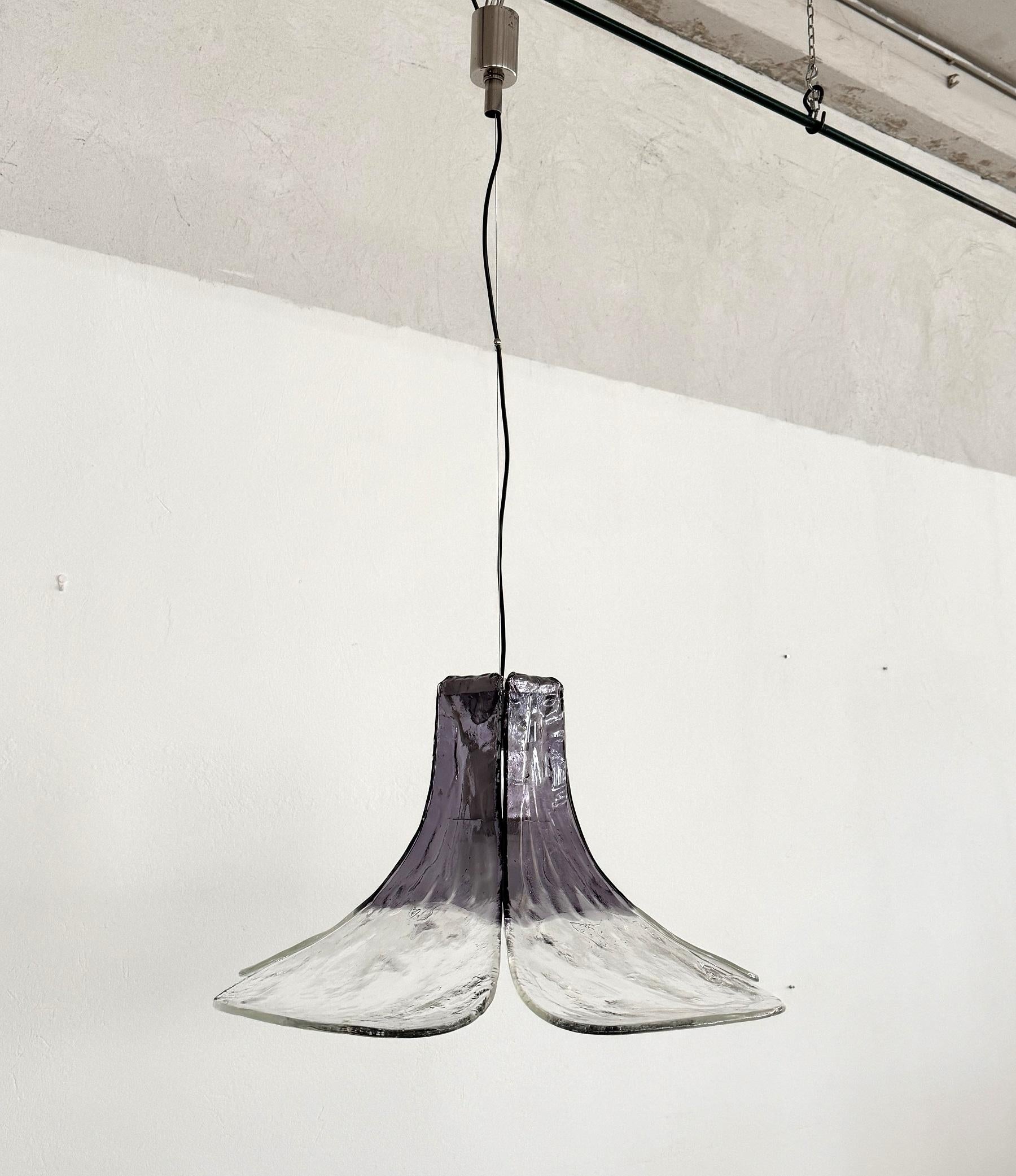Lustre Petals de Carlo Nason pour Mazzega en cristal de Murano violet, années 1960

Magnifique lustre suspendu, Mod. LS 185,  de l'île de Murano, près de Venise, en Italie. Le pendentif est fabriqué avec quatre pétales suspendus à une structure en
