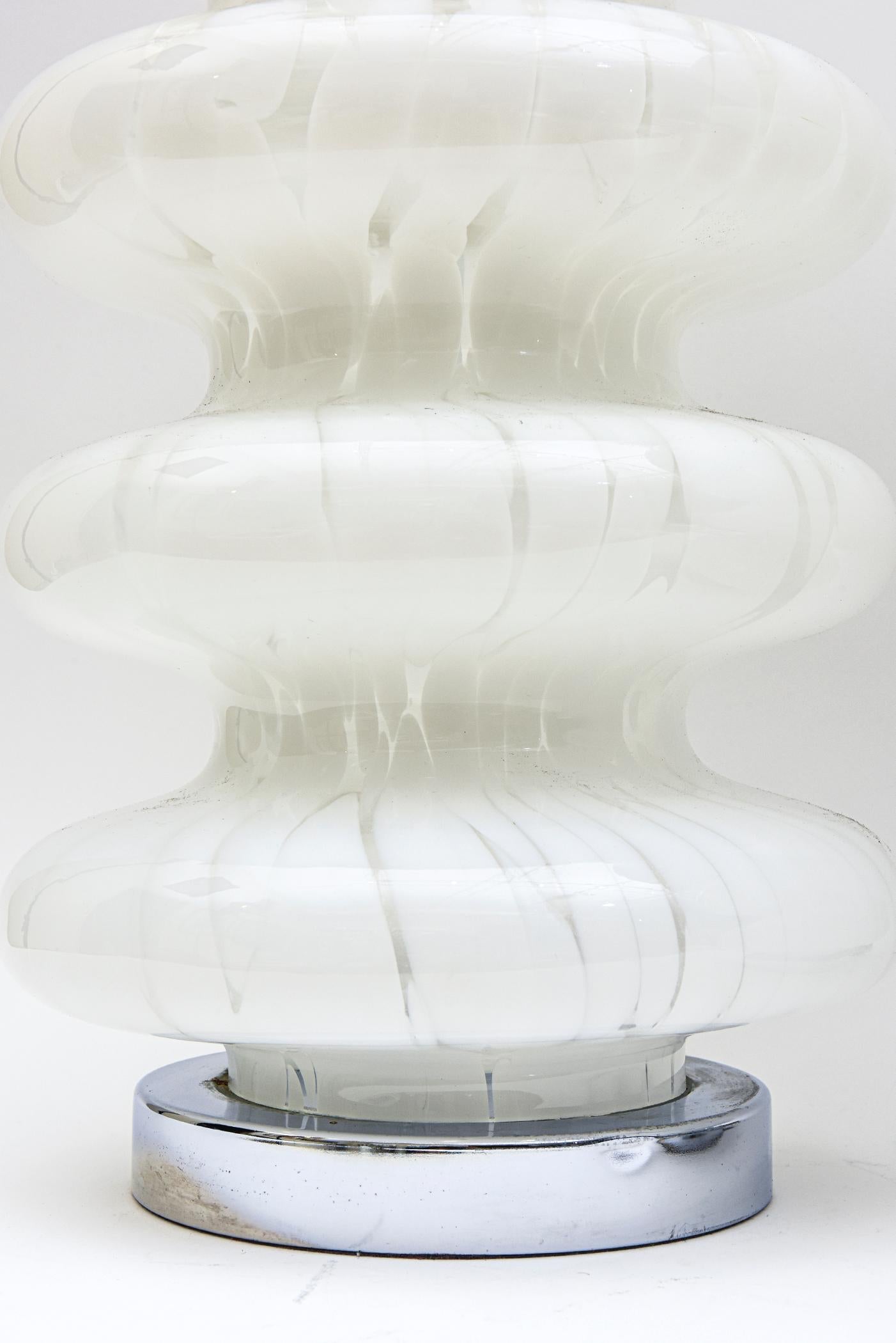 Vintage Carlo Nason für Mazzega Murano Weiß gestaffelt Pagode Glas Lampen Paar von (Moderne) im Angebot