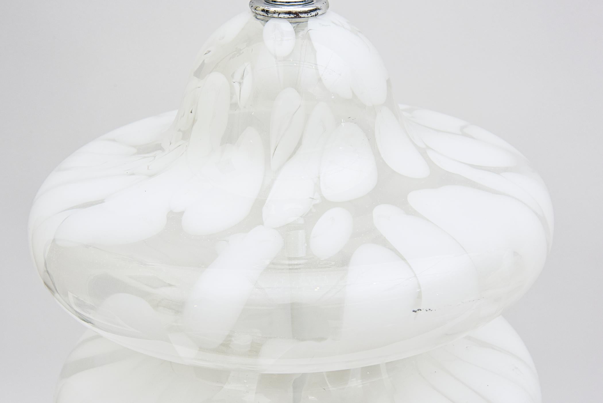 Vintage Carlo Nason für Mazzega Murano Weiß gestaffelt Pagode Glas Lampen Paar von im Angebot 2