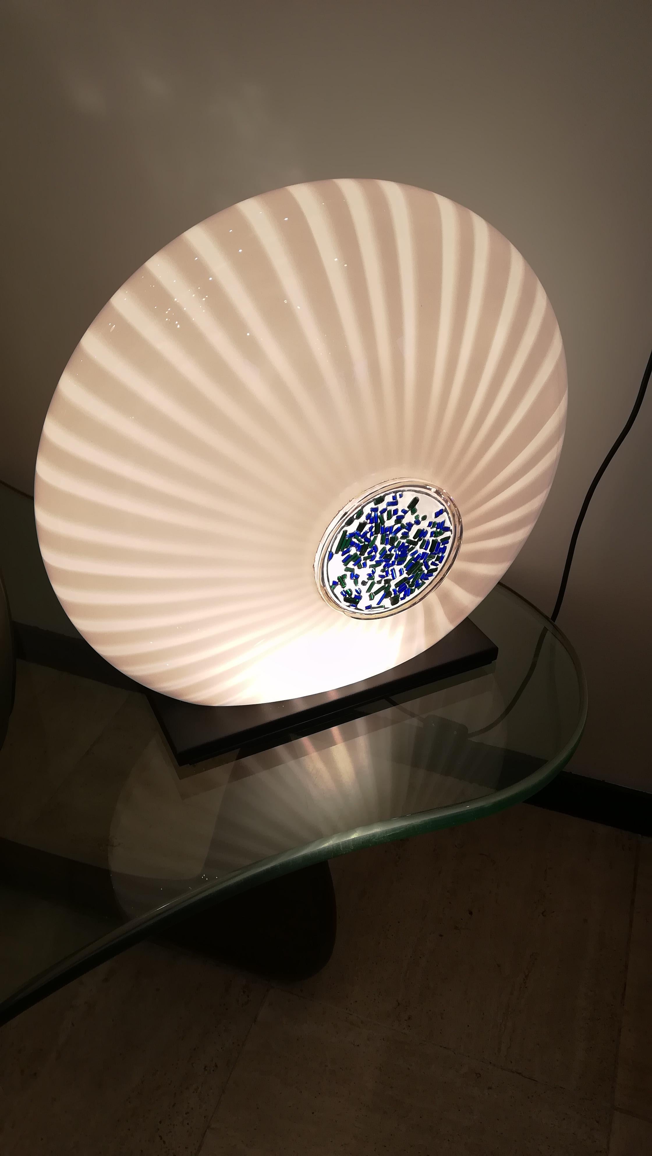 Glass table lamp, double face with blue décor by Carlo Nason, circa 1970, in excellent condition. 
    