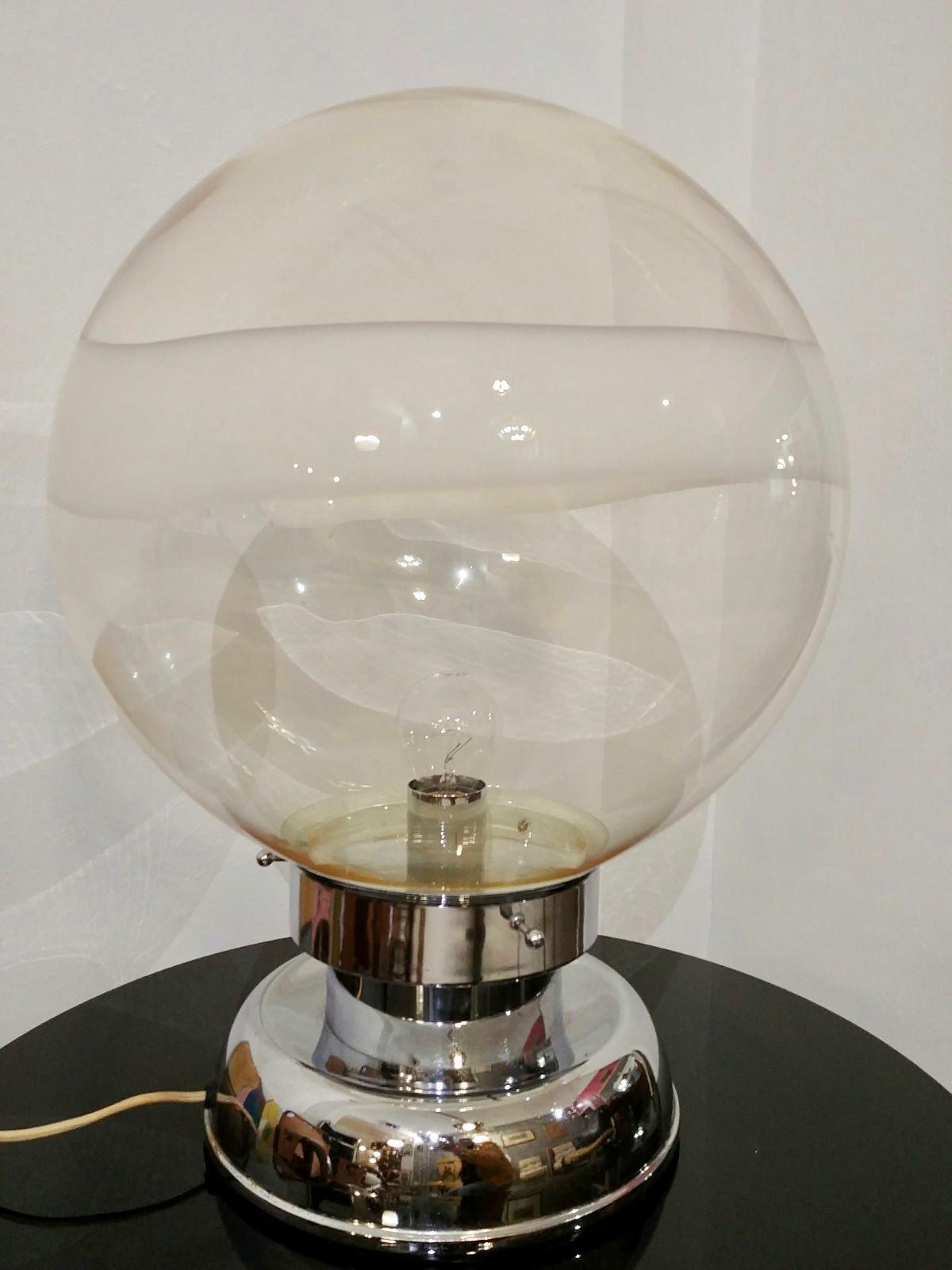 Sphère en verre soufflé à la main de Murano sur base chromée par Carlo Nason. Fabriqué en Italie, l'âge de l'espace dans les années 1960.
Le verre soufflé à la main contient des bulles et des poches d'air qui capturent et reflètent la lumière.
 
