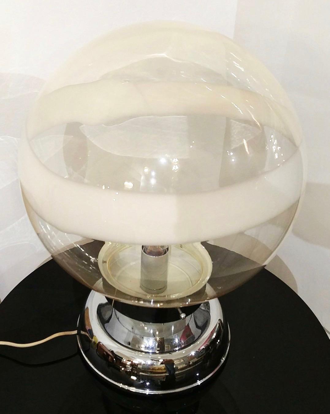 Ère spatiale Lampe de bureau sphérique en verre de Murano soufflé à la main Carlo Nason pour Mazzega, Italie, années 1960 en vente