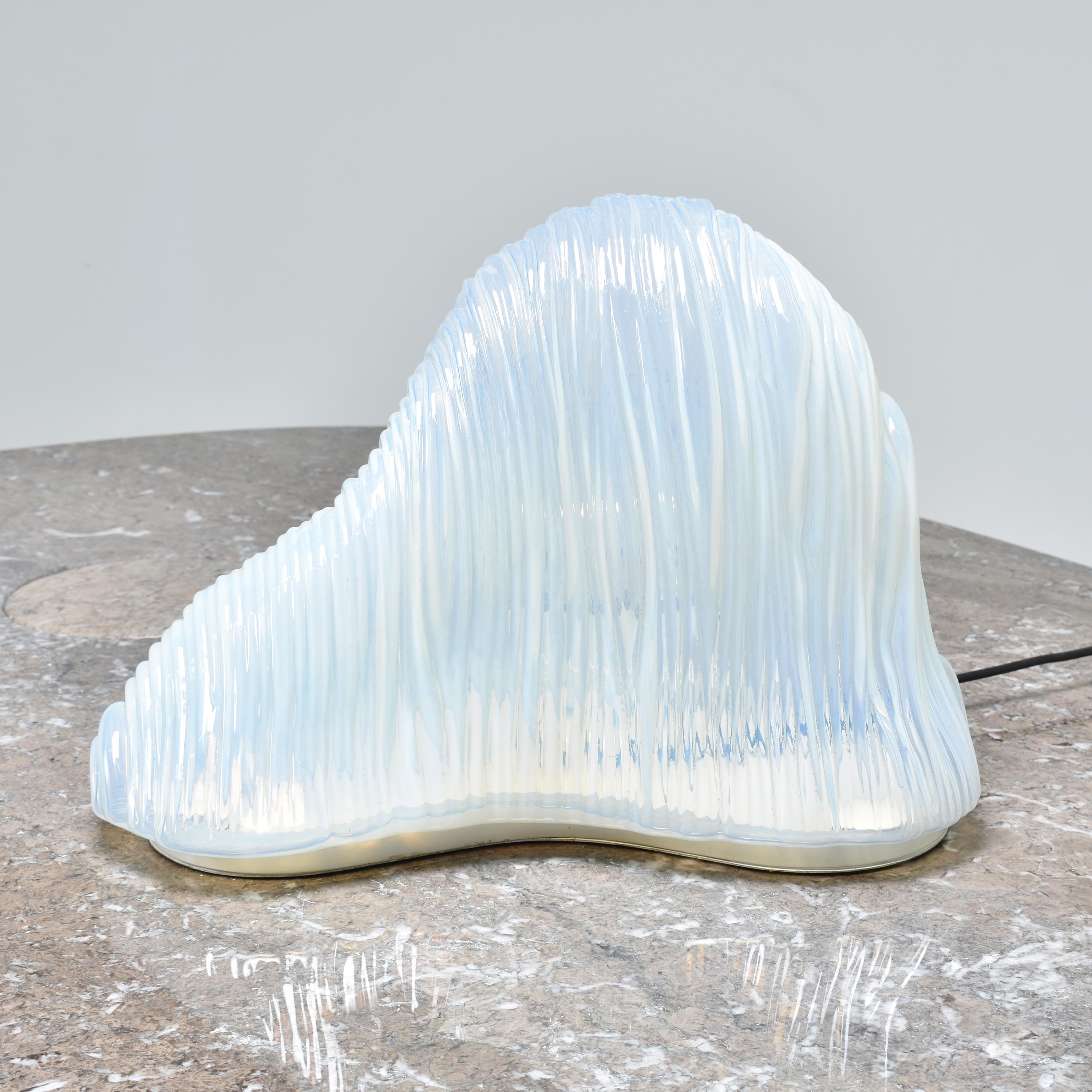 Carlo Nason big Iceberg table lamp.
Opaline glass and white-lacquered metal.
The Murano glas is blown in mold, and gives an opalescent light.
Rare big model, in very good condition.