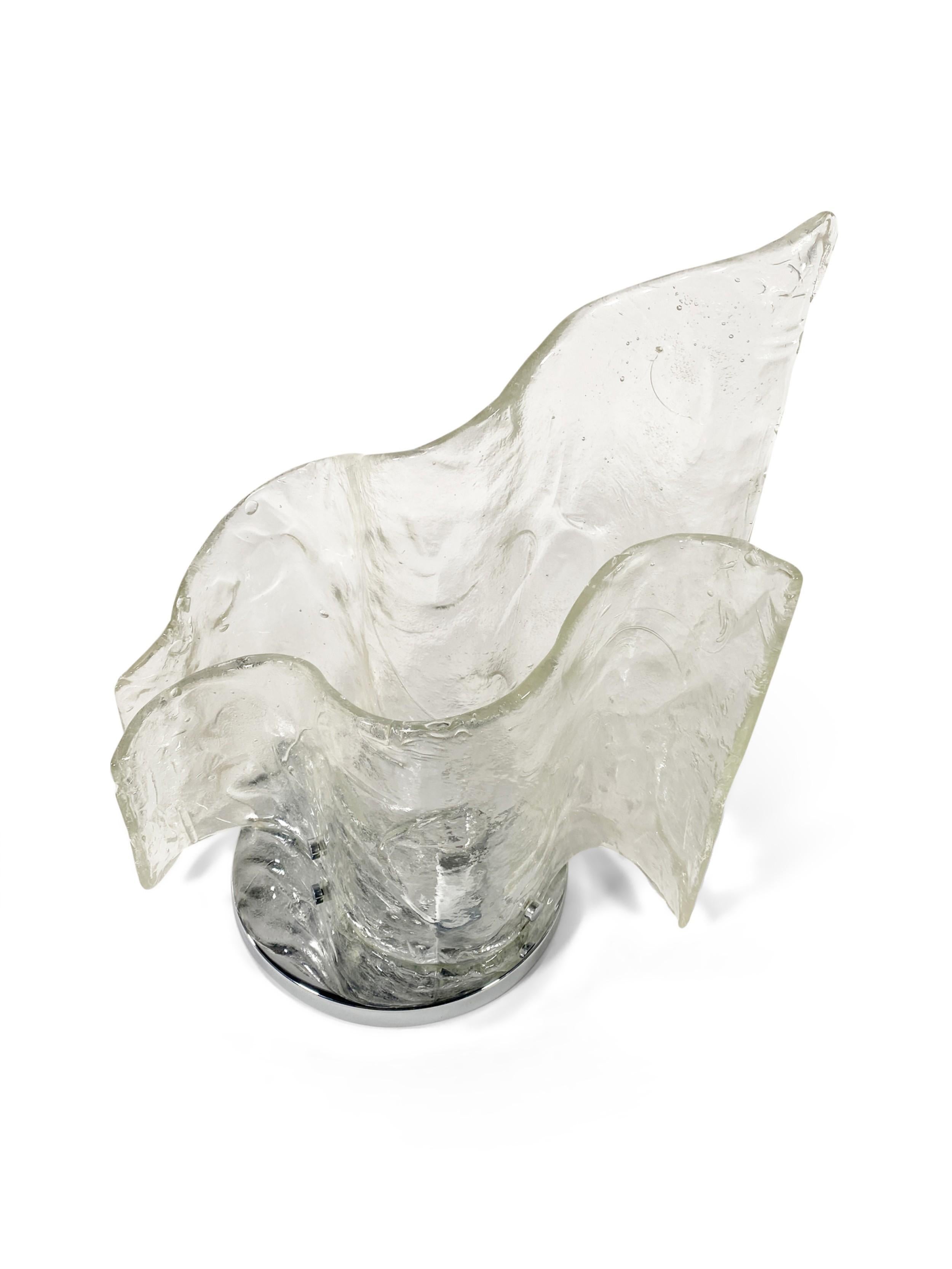 Lámpara de mesa brutalista italiana de mediados de siglo con dos grandes cristales ondulados de cristal de murano (attr: CARLO NASON)