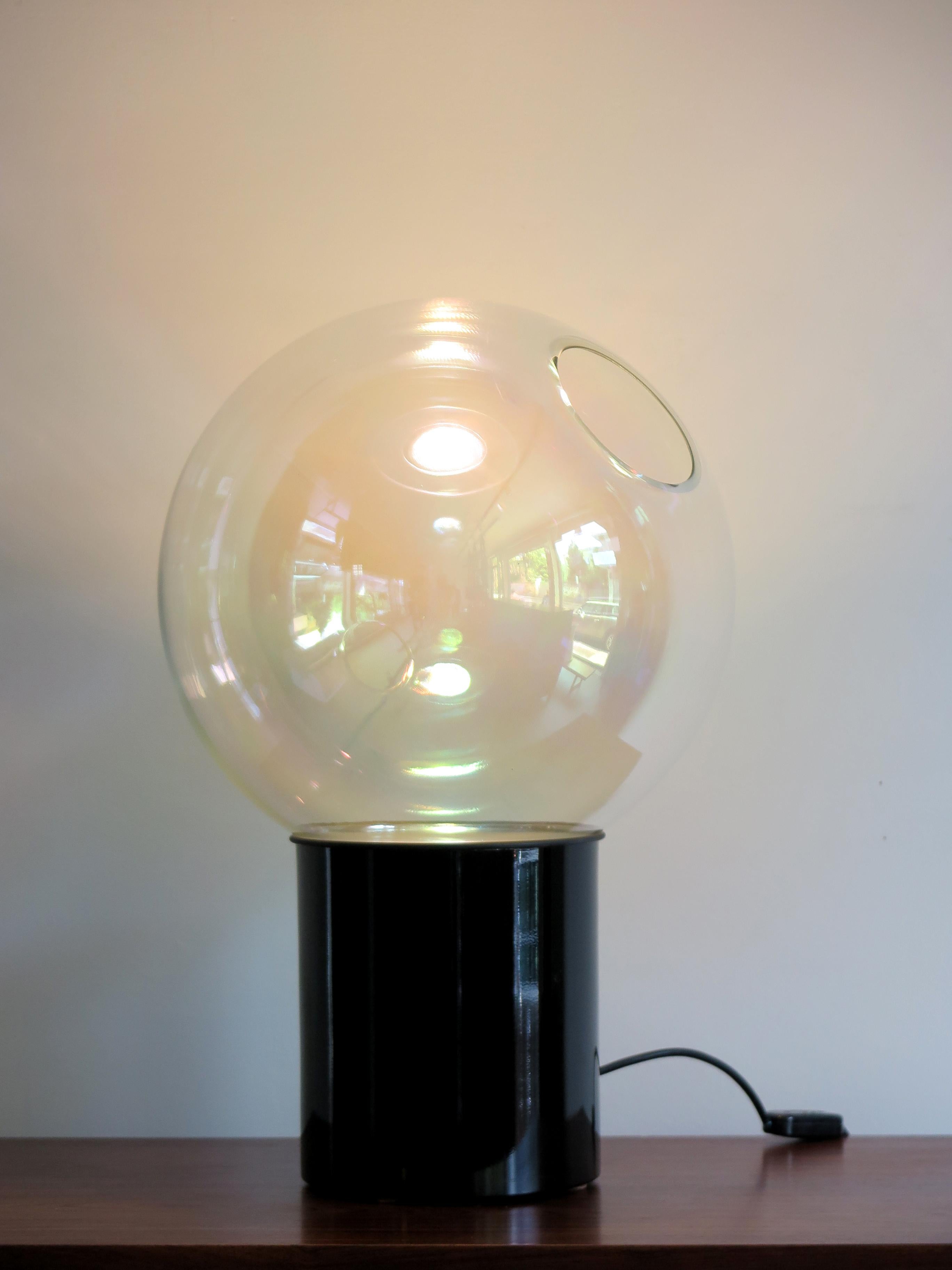 Italian table lamp designed by Carlo Nason and produced by Lumenform with irridescent Murano glass sphere and black metal base, Italy 1970s.
Please note that the lamp is original of the period and this shows normal signs of age and use.