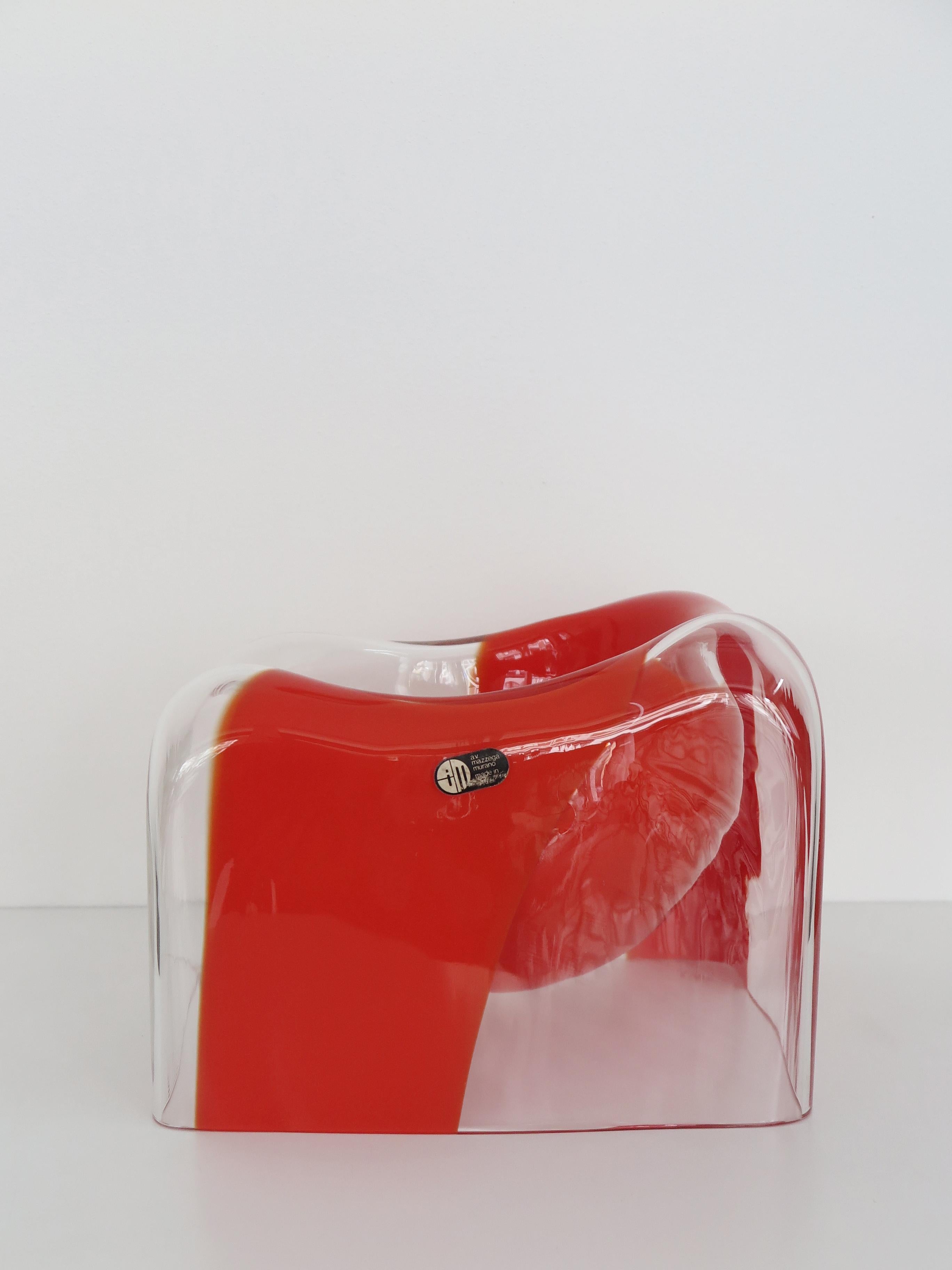 Vase sculpture italien en verre de Murano conçu par Carlo Nason pour la verrerie Mazzega, en verre transparent avec bande centrale de couleur corail, étiquette adhésive du fabricant Italie 1970
