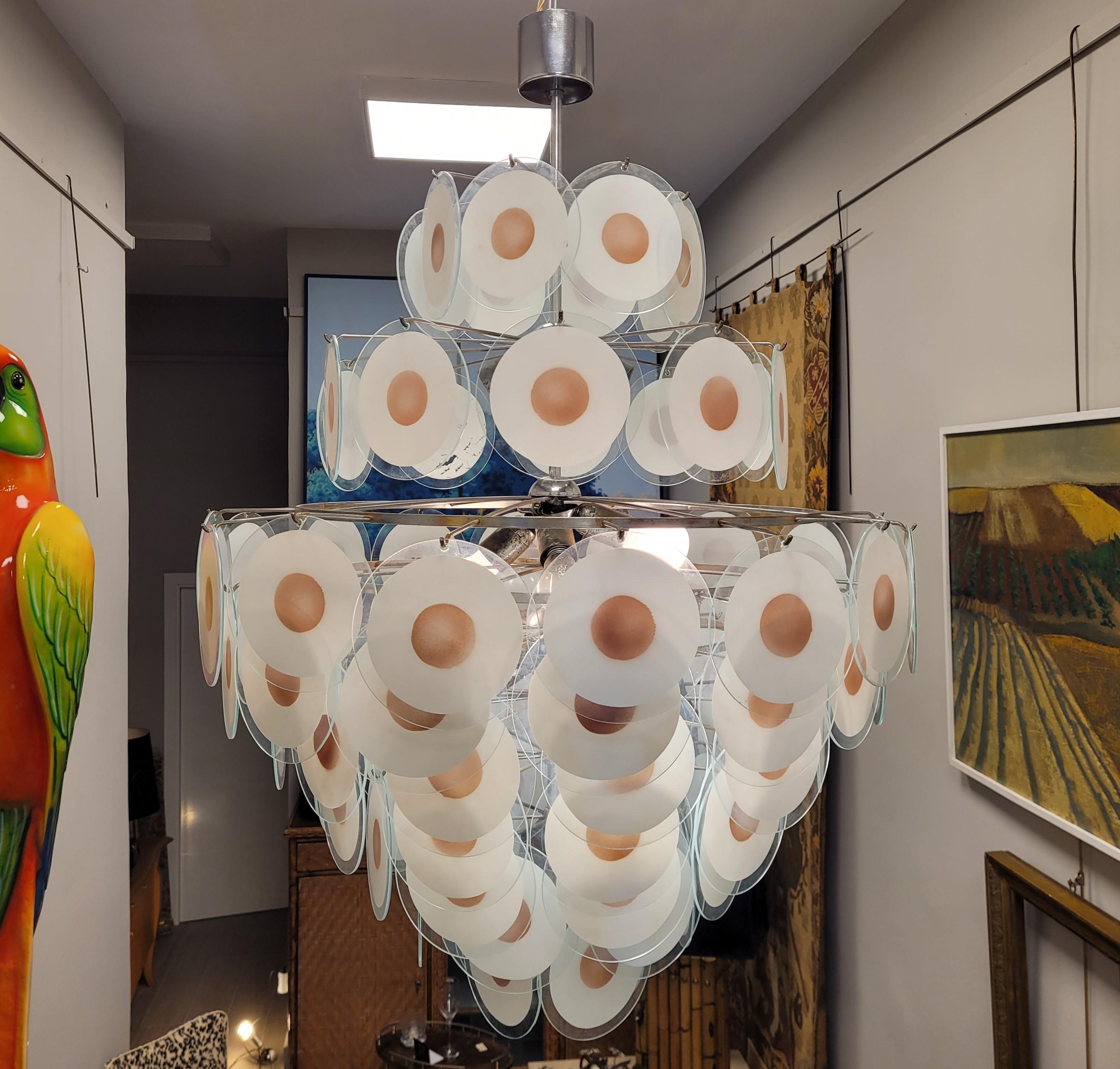 Erstaunliche und fantastische große kronleuchterartige Lampe, entworfen von Carlo Nason für das venezianische Haus Mazzega. Sie besteht aus einer Metallstruktur, an der unendlich viele weiße Murano-Glasscheiben mit einem lachsfarbenen Kreis mit