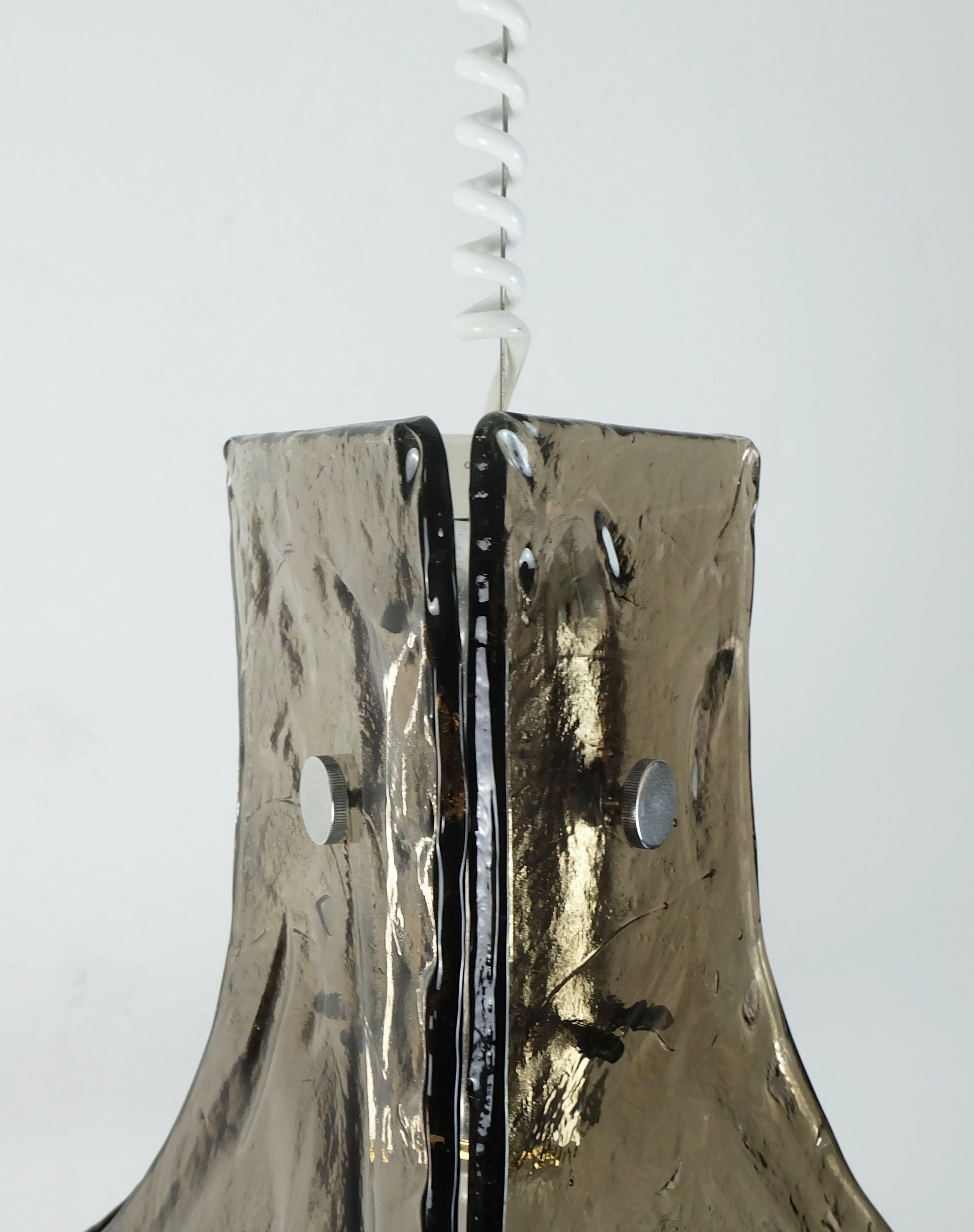 Eine fantastische große Pendelleuchte, die von der Kalmar Franken KG in den 1960er bis frühen 1970er Jahren hergestellt wurde. Das Design wird Carlo Nason zugeschrieben. Der Schirm besteht aus 3 blütenblattförmigen Glasscheiben in rauchgrauem und