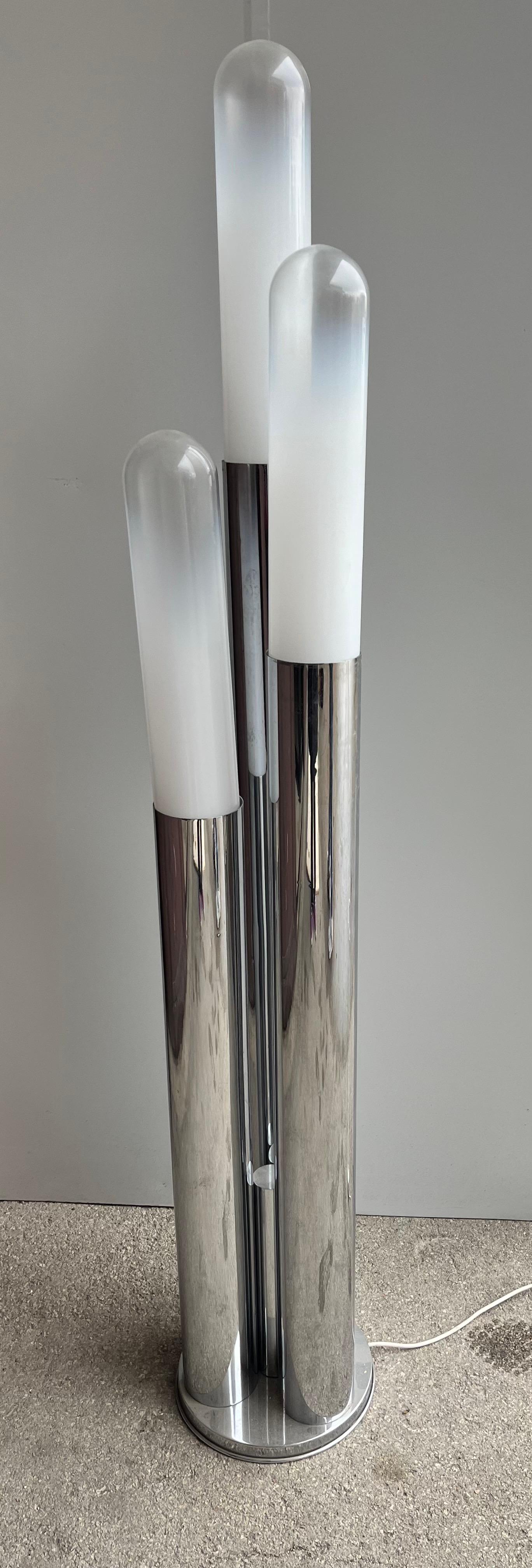 Carlo Nason Lampada da terra vintage '70 originalissima con tre coppe/punti luce in Murano 

Piantana funzionante e in buono stato conservativo 

Misura

Cm 165 circa 
