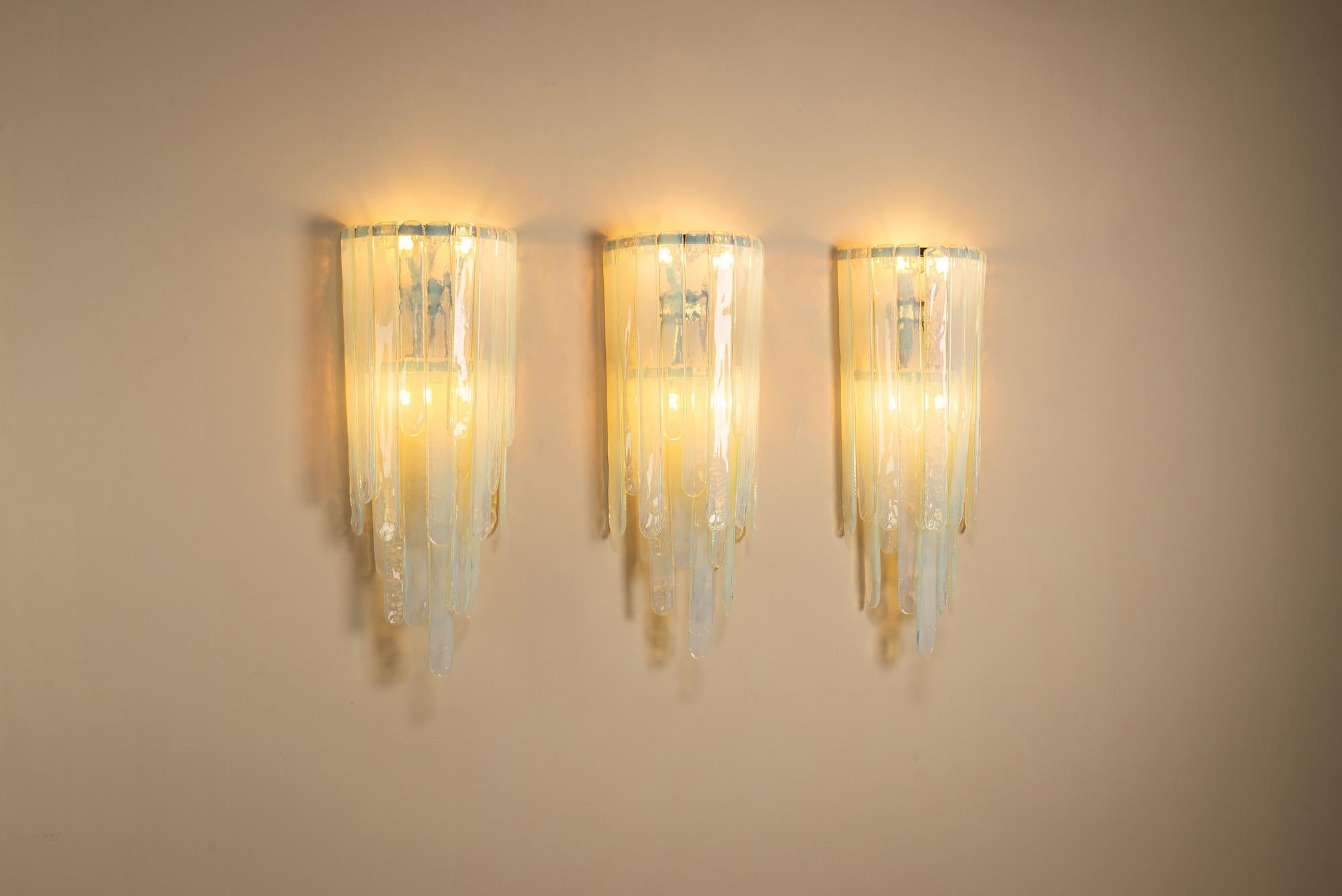 Carlo Nason Large LP 242 Wall Lights in Opaline (Set of 3) pour Mazzega, Italie Bon état - En vente à Hellouw, NL
