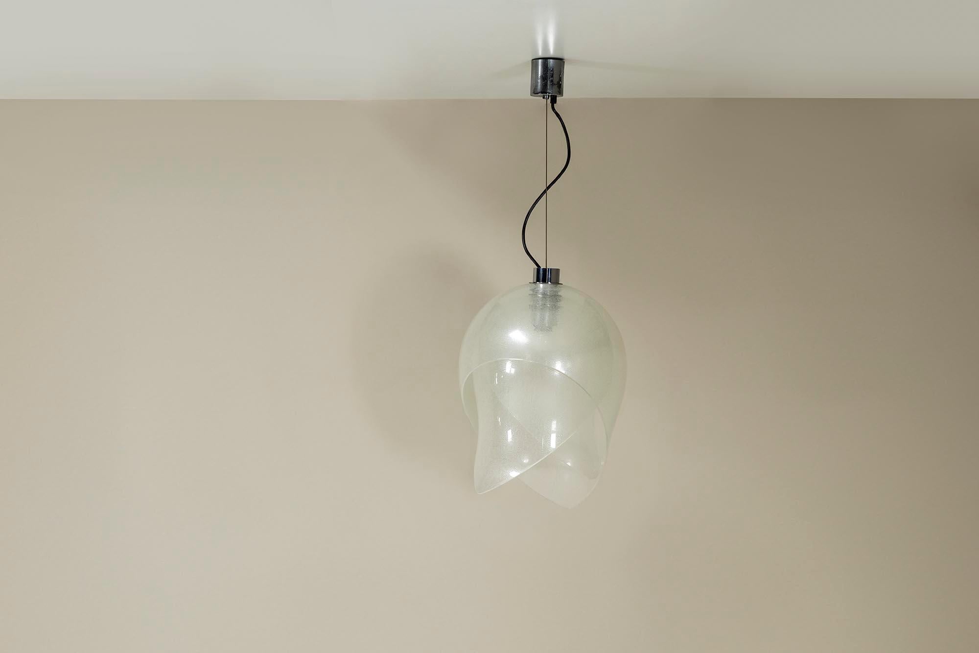 Carlo Nason, acclamato designer italiano, è noto per il suo lavoro di impatto con il vetro di Murano e il design dell'illuminazione. Nato in una famiglia con una lunga tradizione di artigiani del vetro, la passione di Nason per le lavorazioni