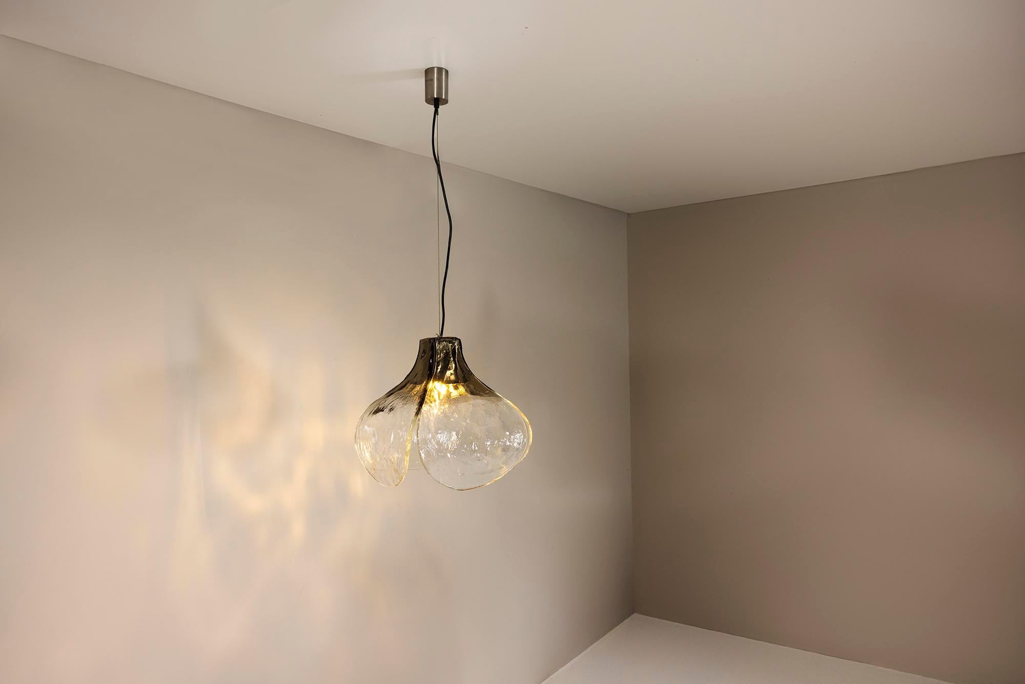 Questa lampada a sospensione incarna una miscela armoniosa di arte e funzionalità. Disegnata a forma di fiore, dona un tocco organico a qualsiasi interno, creando un'atmosfera calda grazie alla sua sottile luminosità.

Design
La struttura è formata