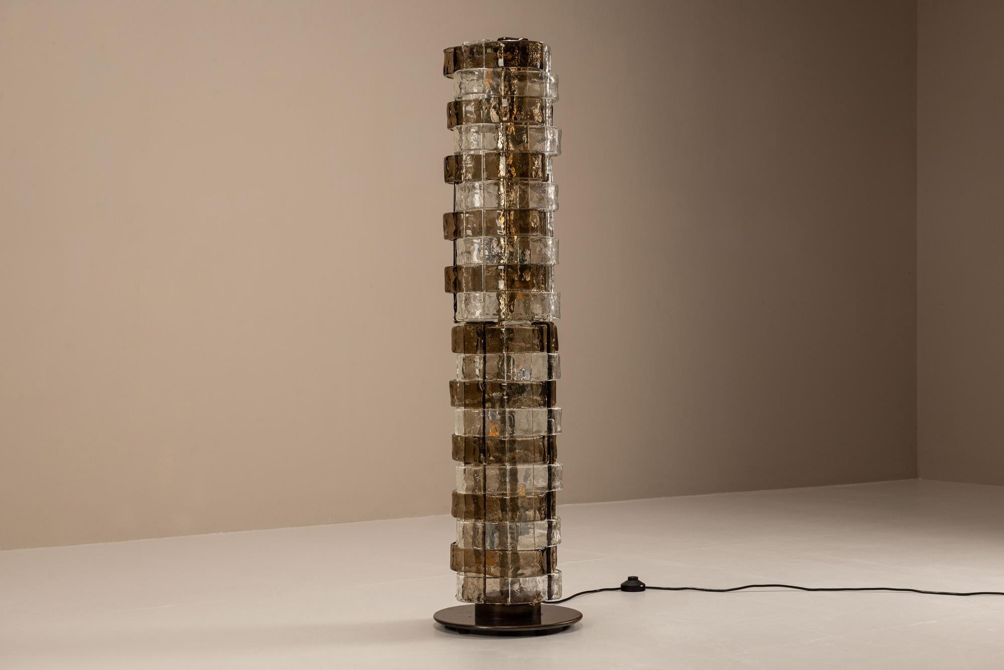 Dialogue envo�ûtant entre matière et lumière, ce lampadaire LT 378 de Carlo Nason pour Mazzega distille l'essence du design italien des années 1970. Sculpturale par sa présence et poétique par son éclat, elle témoigne de la précision de l'artisanat