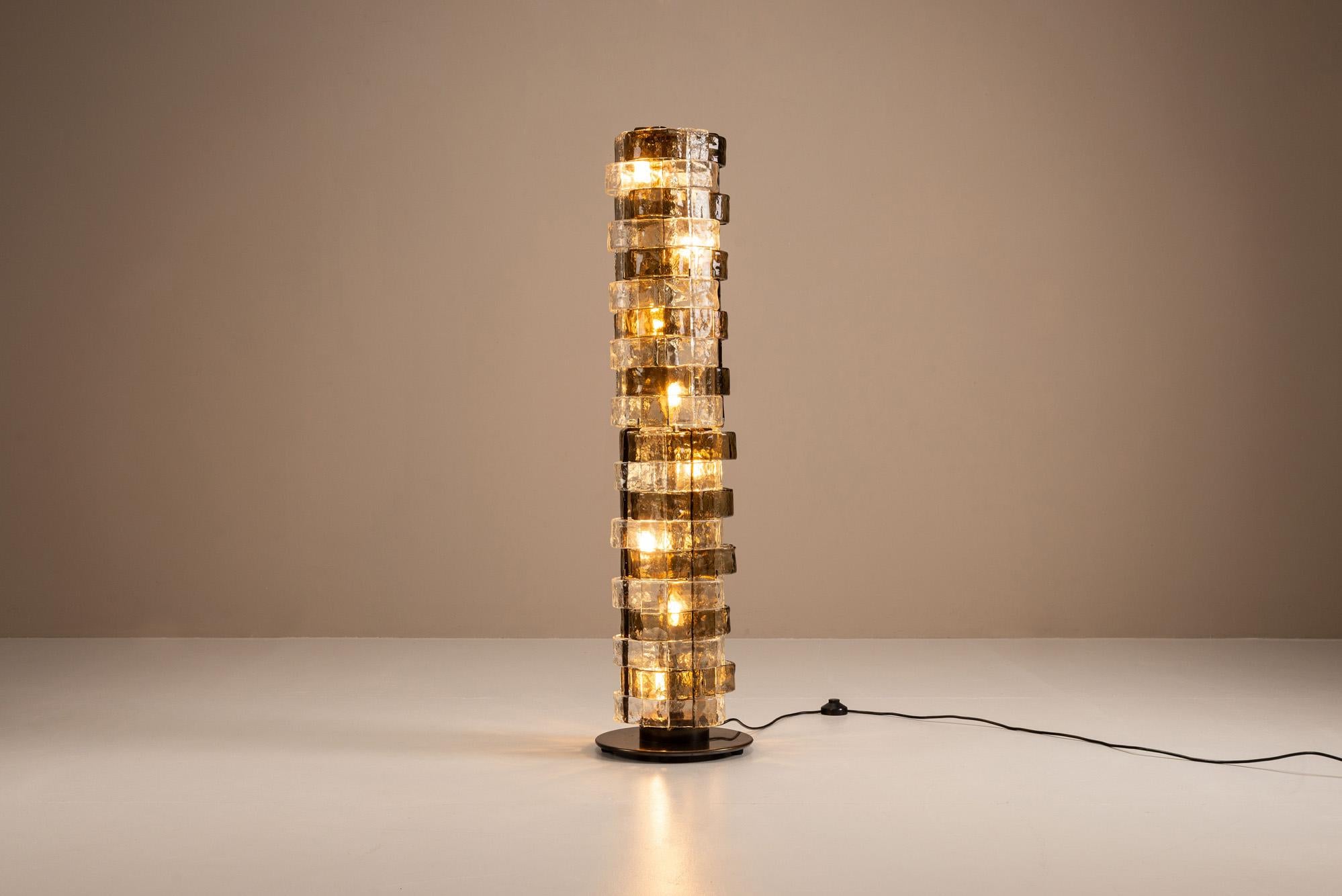 italien Carlo Nason LT 378 Lampadaire Cristal et verre tabac pour Mazzega, Italie, années 1970 en vente