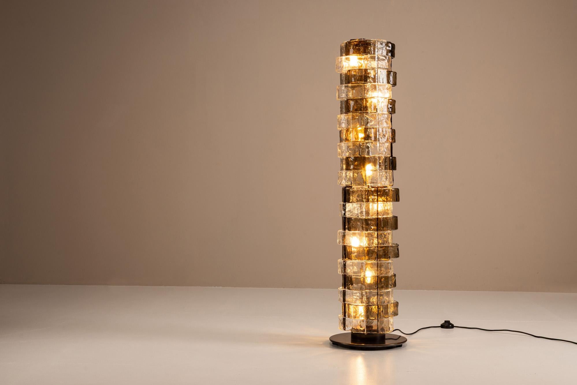 Carlo Nason LT 378 Lampadaire Cristal et verre tabac pour Mazzega, Italie, années 1970 Bon état - En vente à Hellouw, NL