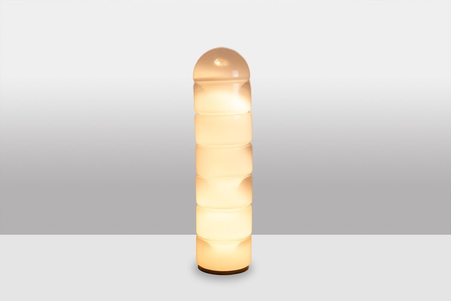 Carlo Nason
Sfumato LT 316 floor lamp, made of white opalescent Murano glass, composed of 7 stacked elements. Foot switch. Works with 5 E27 bulbs.
Some signs of wear.
Italian work made in the 1980s.
Dimensions: H 140 x D 34 cm
Reference: LS66372508