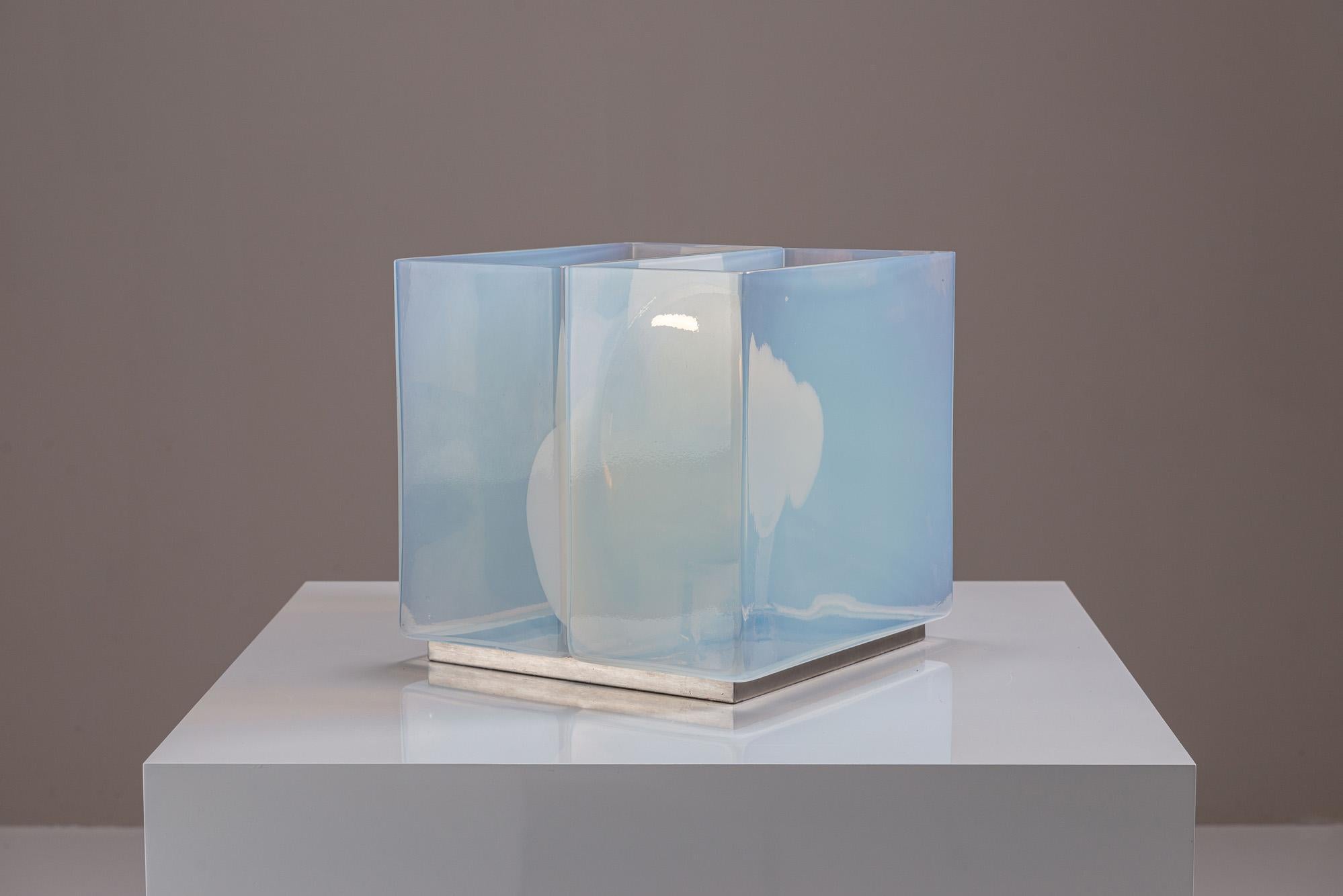 Carlo Nason LT323 Table Lamp and Vase in Opaline Glass for Mazzega, Italy 1975 In Good Condition For Sale In Hellouw, NL