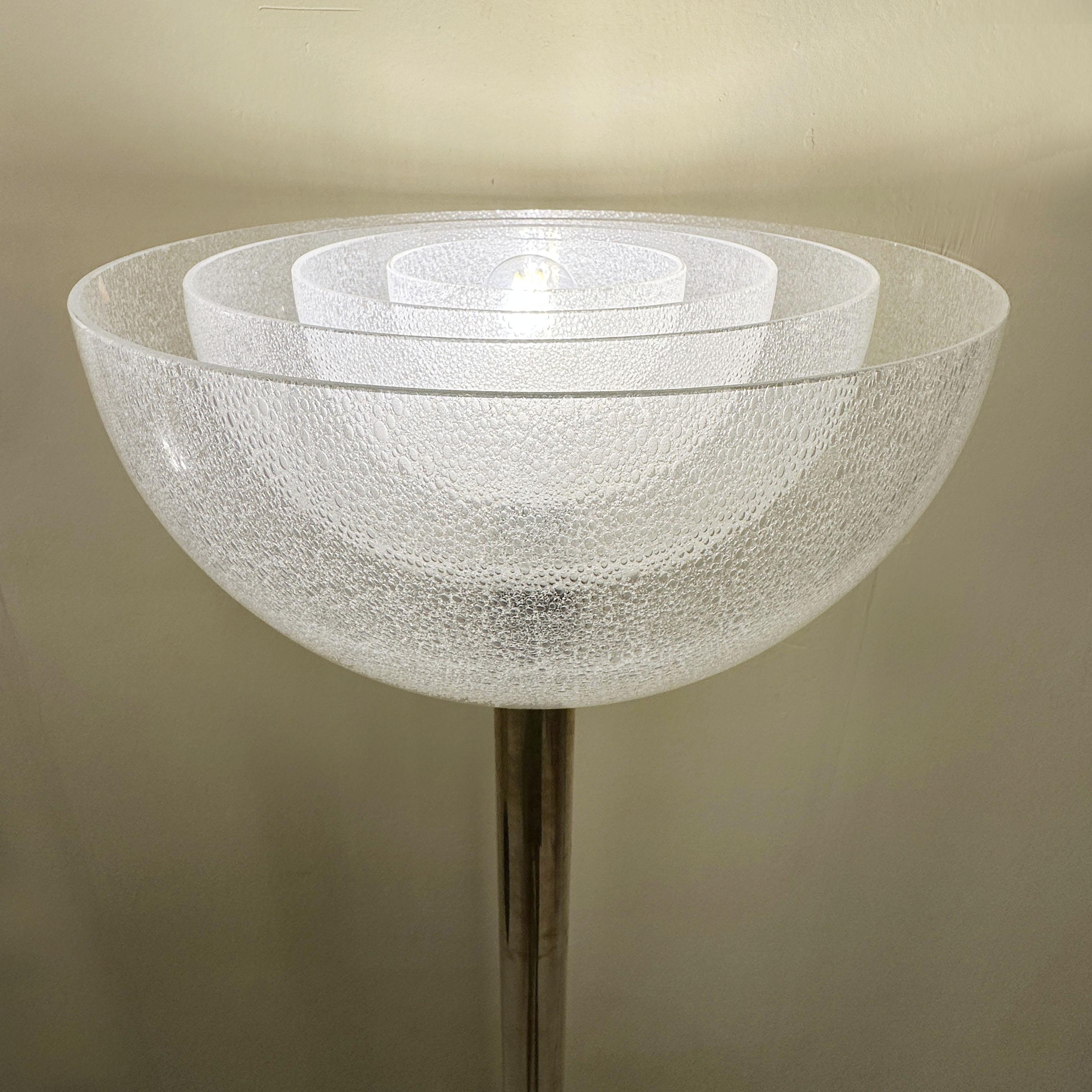 Deux grands lampadaires sculpturaux originaux des années 1960, par  Carlo Nason pour A.V.I.Izega, conçu en 1967. Elles sont composées de quadruples sphères de verre Pulegoso de tailles décroissantes créant un effet de superposition de bulles de