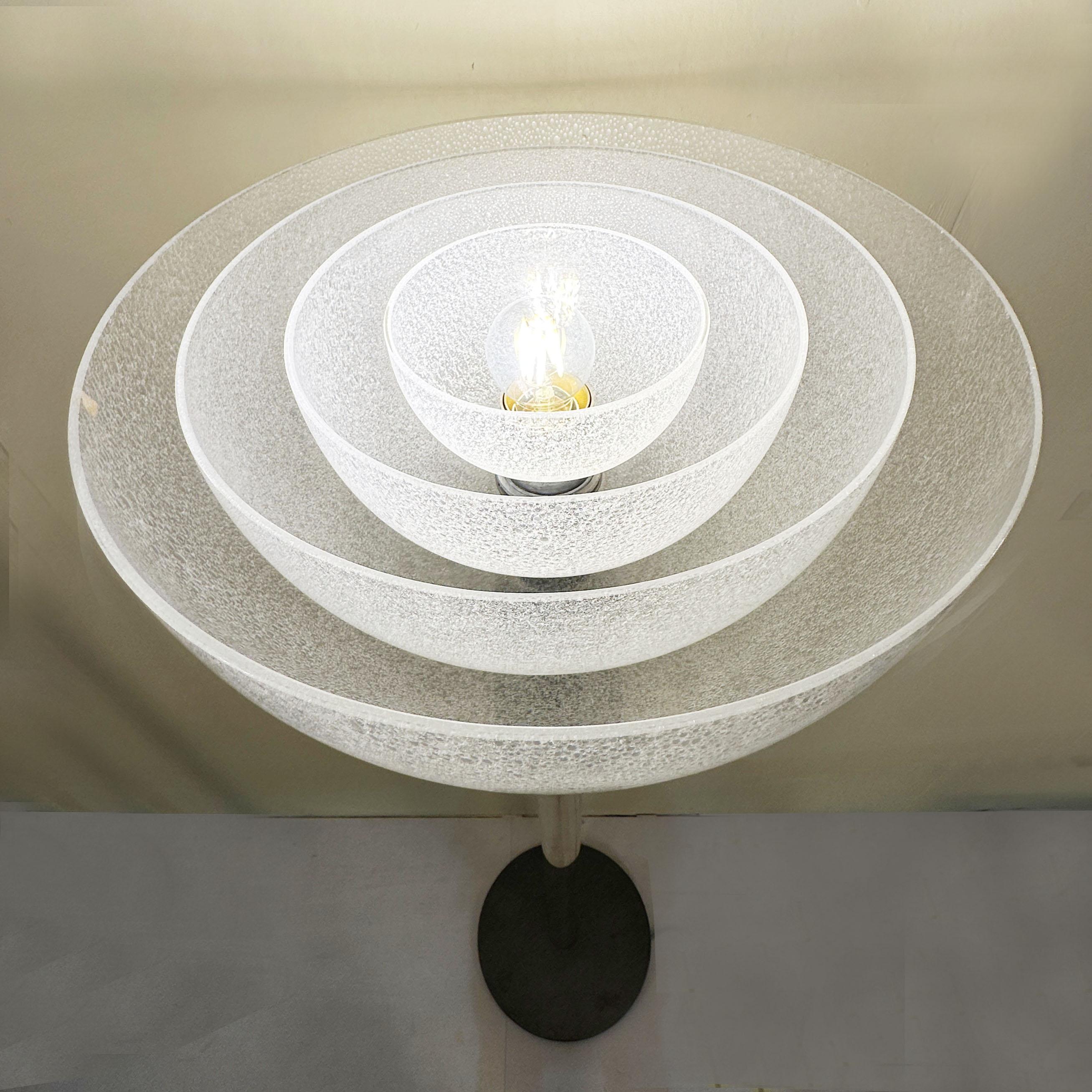 Milieu du XXe siècle Carlo Nason LT338 Lampadaire pour Mazzega en verre Pulegoso et laiton, Italie 1967 en vente