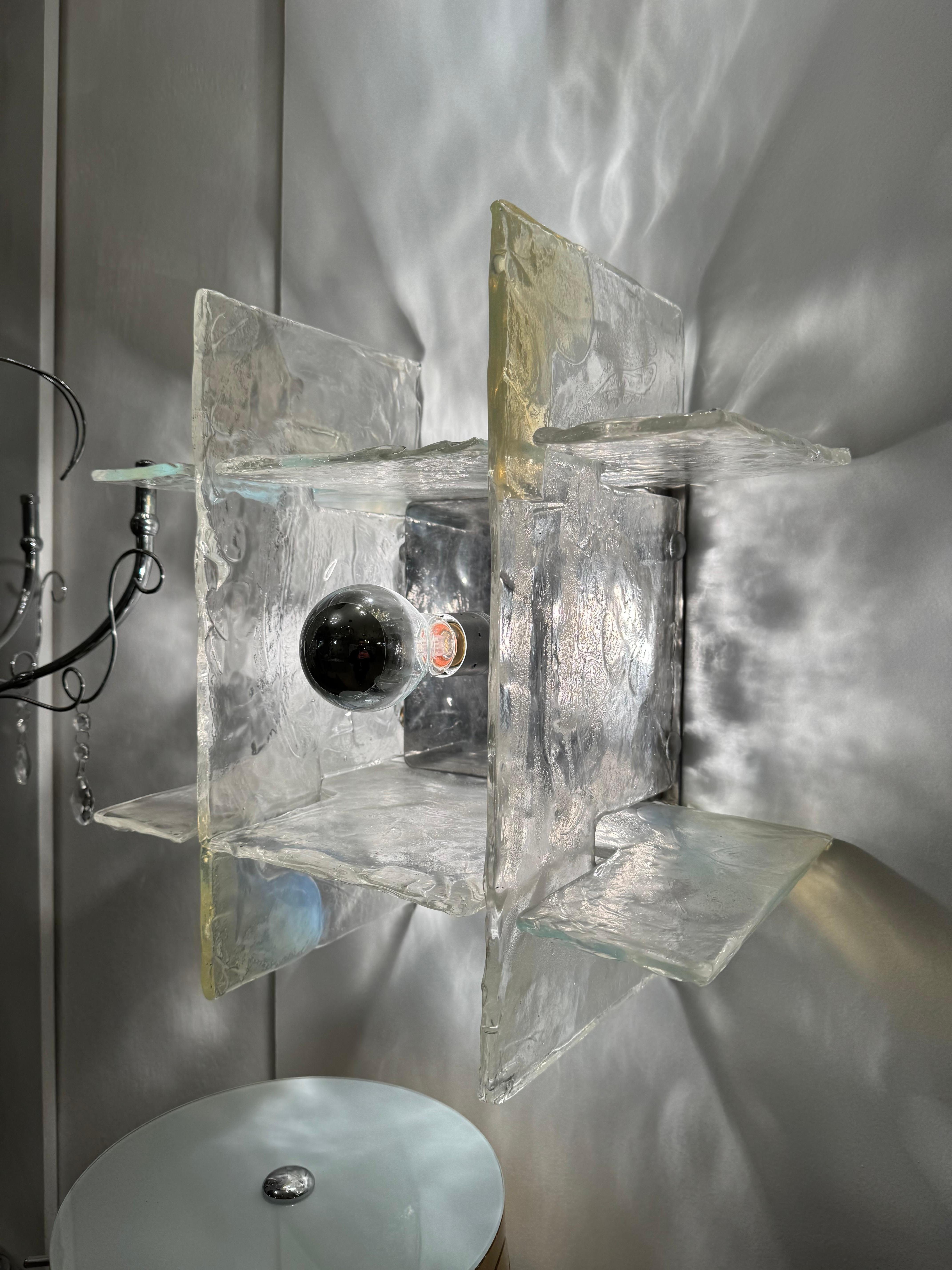meravigliosa lampada da parete realizzata verso la fine degli anni '60 da Carlo Nason per Mazzega . interamente in Vetro di Murano iridescente con sfumature celesti e Ambra. in eccellenti condizioni conservative, fa parte di un'esposizione del