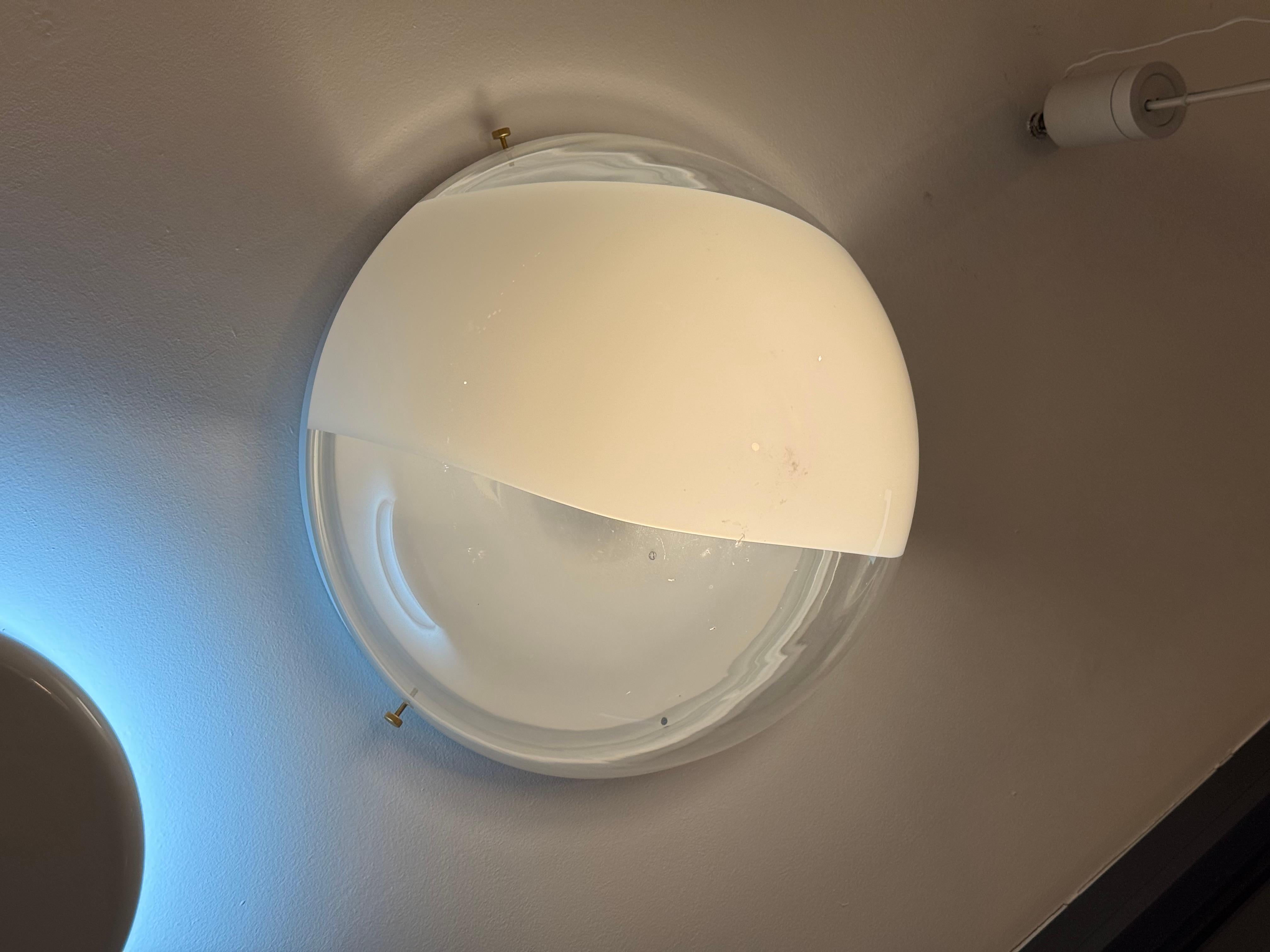 Stupenda e rarissima Lampada da parete realizzata verso la fine degli anni 60, disegnata da Carlo Nason in collaborazione con Mazzega, struttura mezzo Globo sfumato interamente in vetro di Murano, con supporto in metallo smaltato color bianco, un