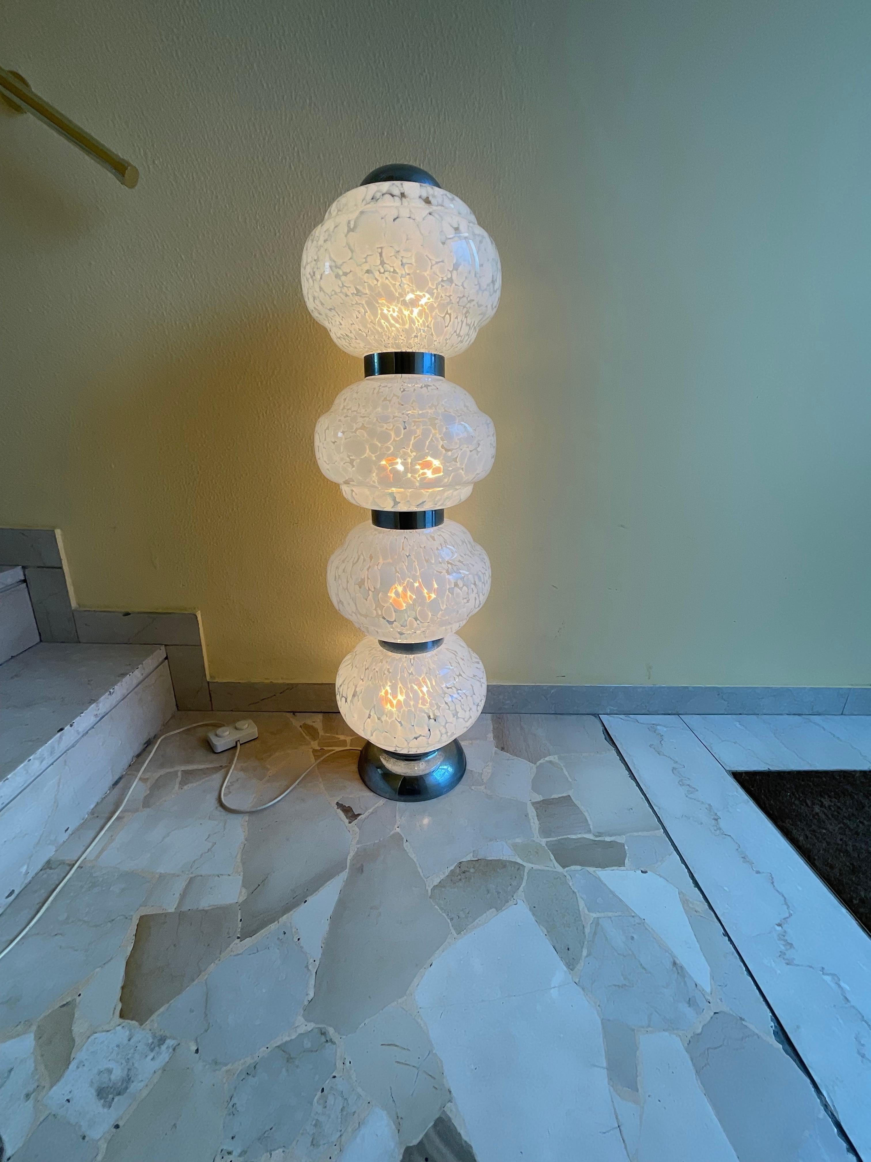 CARLO NASON - MAZZEGA - Floor lamp but which because of its height , 1 meter, could be used over a piece of furniture giving a different and tasteful touch.
The lamp has 8 light points with dual ignition .
4 and 4 or all together
The glasses are