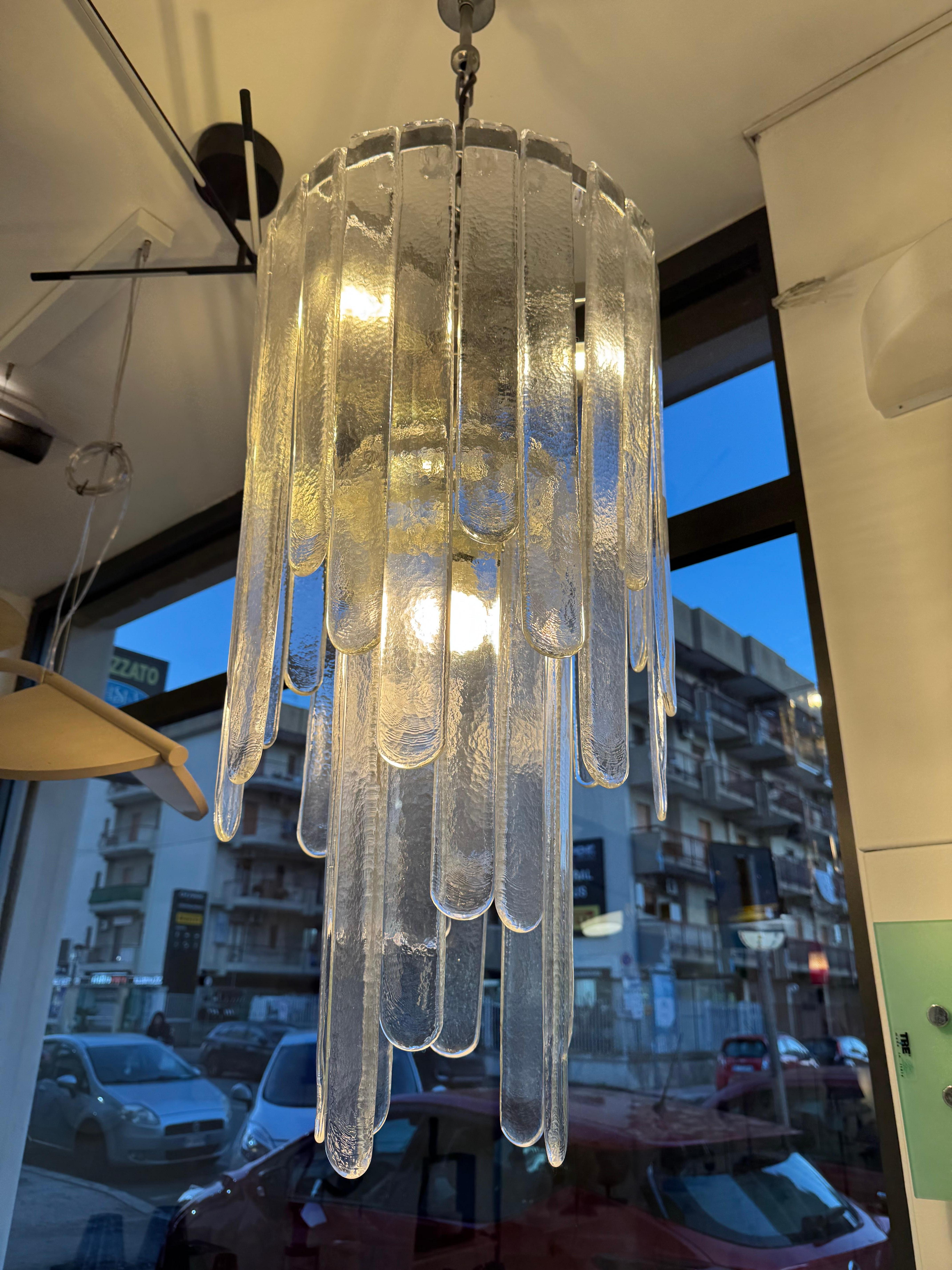 meraviglioso e rarissimo lampadario disegnato da Carlo Nason in collaborazione con Mazzegga, realizzato negli anni '70 - modello cascata e successivamente nominato ''Waterfall'' - in eccellenti condizioni conservative, vetri perfettamente integri
