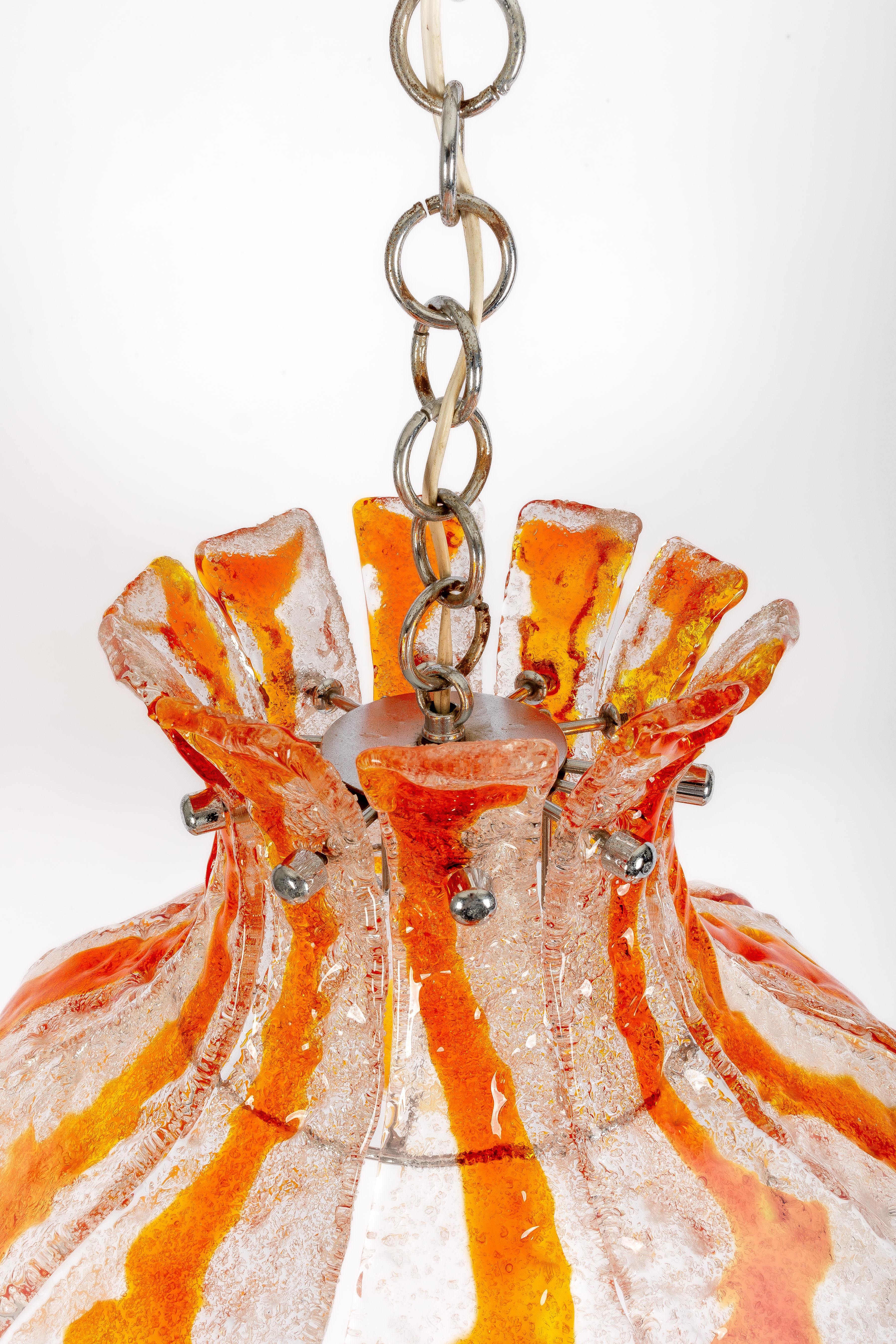 Araña o colgante de cristal de Murano de Mazzega Italia
Diseño de Carlo Nason

Maravillosos colores brillantes

Buen estado
Funcionamiento, cableado original.
Algunas manchas en la cadena cromada.
Altura total con la cadena: +/- 100 cm

El colgante