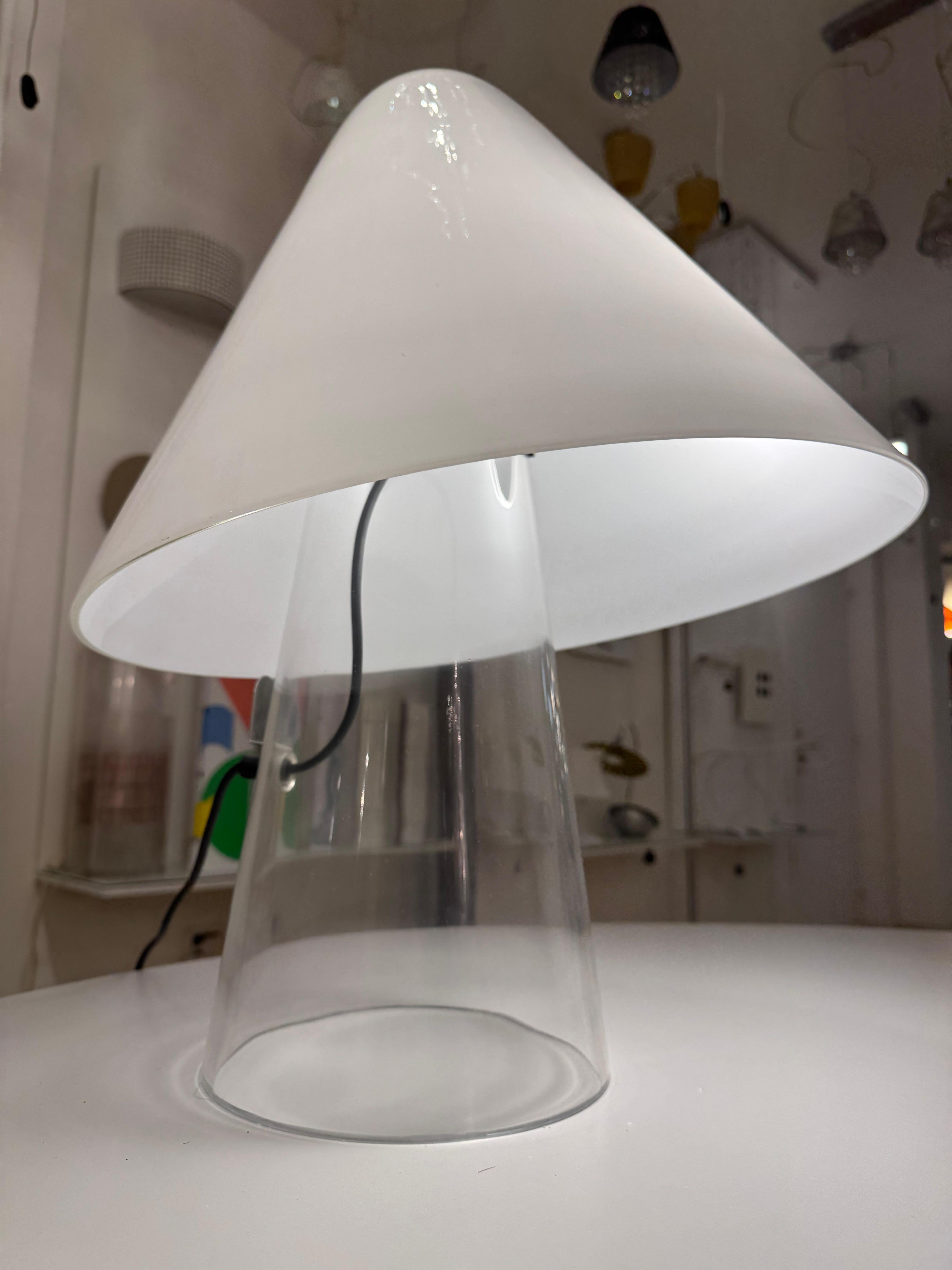 Rarissima è stupenda lampada da tavolo a forma di fungo realizzata da Carlo Nason per Mazinga verso gli inizi degli anni 70, composta da due componenti in vetro, uno trasparente portante, diffusore a cappello di colore bianco.
Altezza 55 cm,