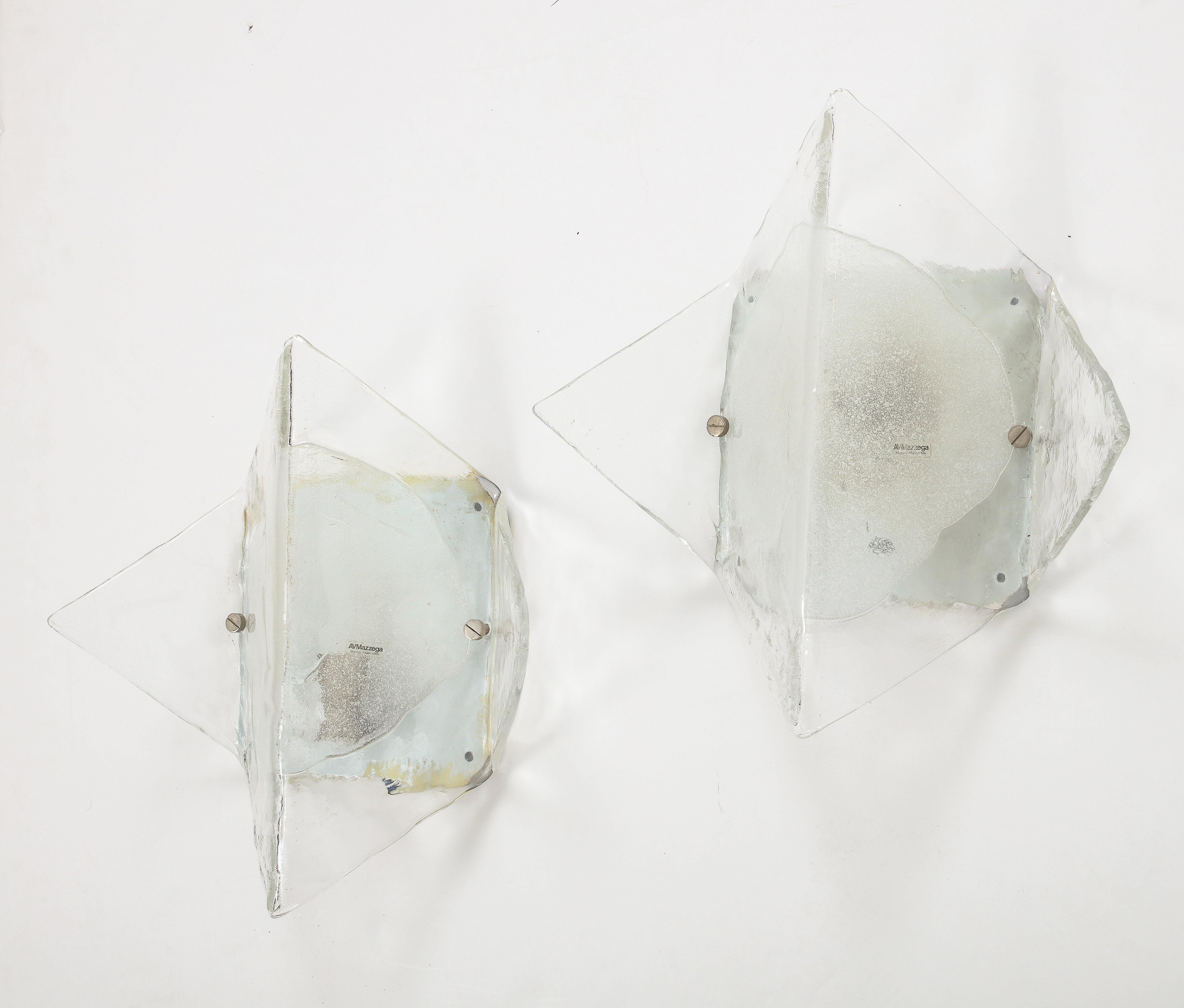Ein Paar großformatiger gefalteter Eisglasscheiben mit weißer Mitte. Die Wandleuchten wurden für die Verwendung in den USA neu verkabelt.