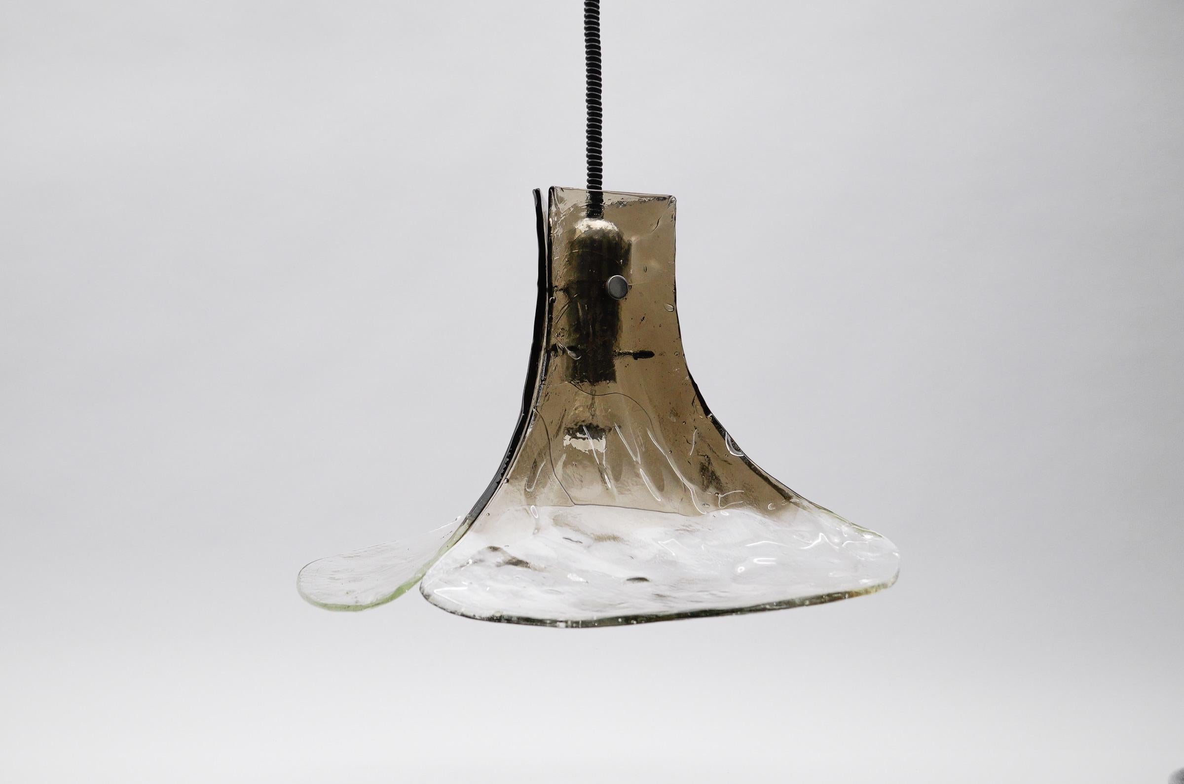 Dieses Set von Pendelleuchten wurde in den 1960er Jahren von Carlo Nason für Kalmar entworfen. Sie ist mit Murano-Glasblättern von Mazzega versehen. 

Die Lampe ist mit 1x E27 Edison-Schraube fit Glühbirne ausgeführt. Es ist verkabelt und in