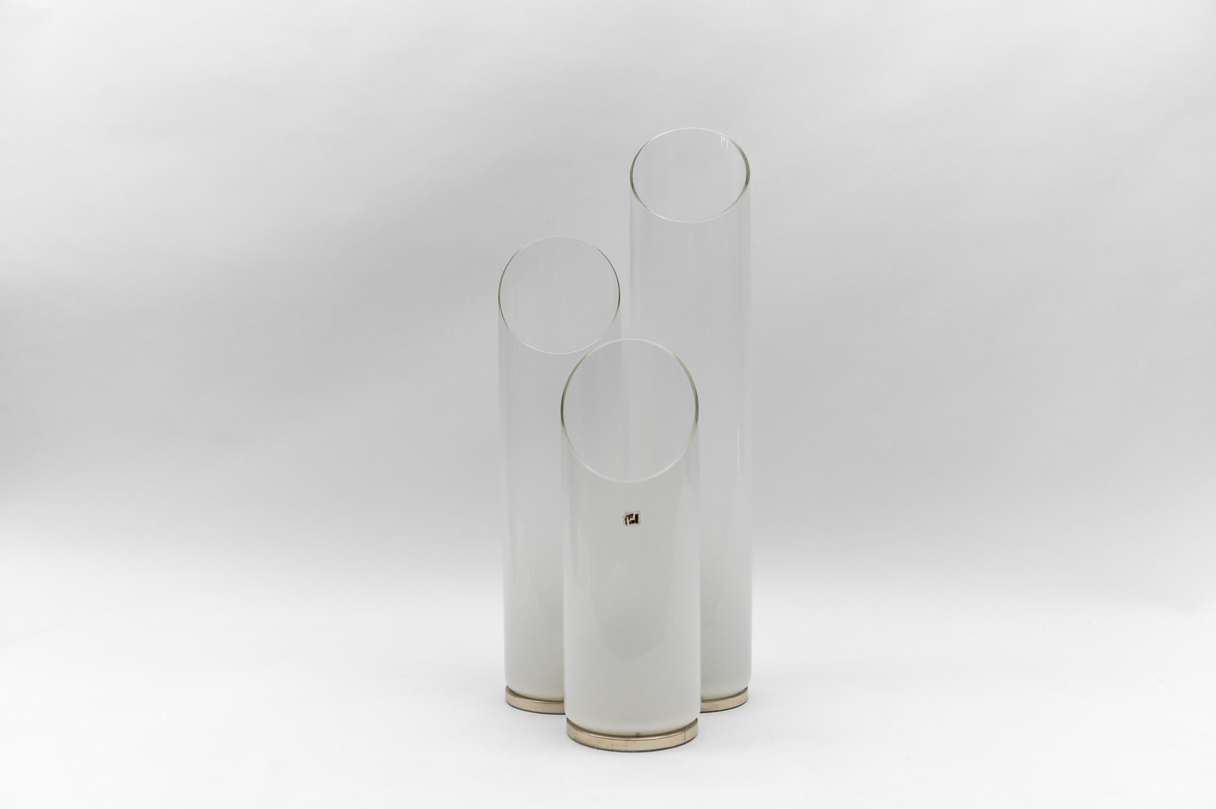 Carlo Nason Mazzega Tischlampe Metall Chrom Murano Glas 1970 Italien.

Seltene Carlo Nason Murano Tischlampe hergestellt in Italien im Jahr 1960.
Drei weiß getönte Murano-Glasröhren auf einem dreifach verchromten Sockel.

Dimension
Höhe: 69 cm