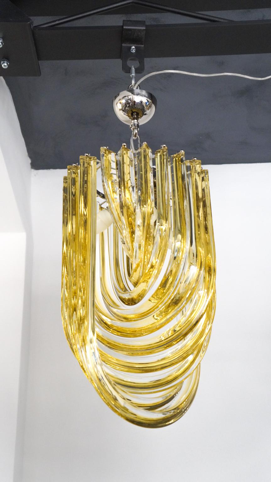 This chandelier is very simple, but one of the most refined and elegant. Play on the repetition of glass elements, called 