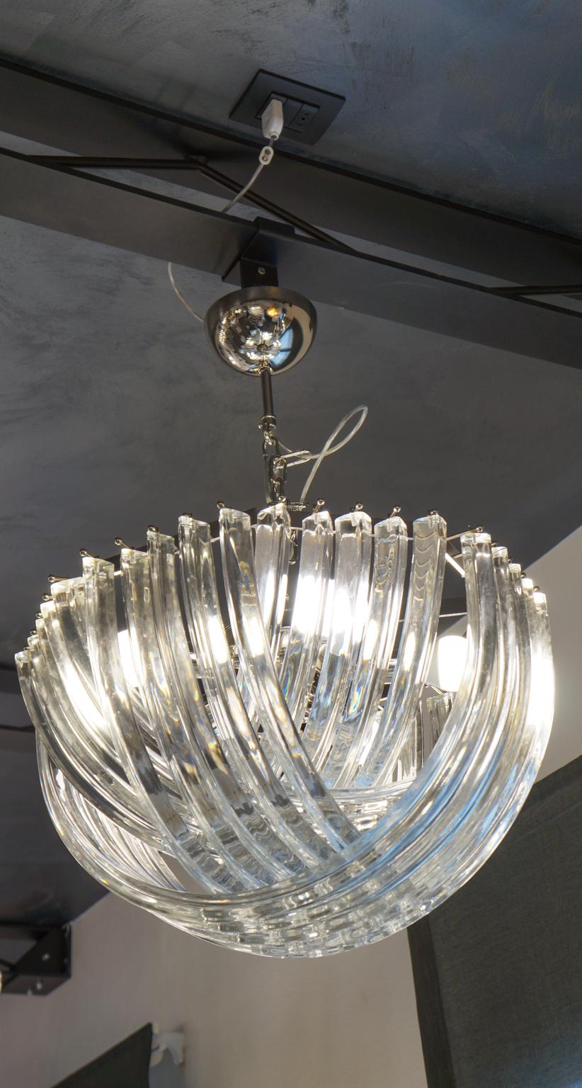 This chandelier is very simple, but one of the most refined and elegant. Play on the repetition of glass elements, called 