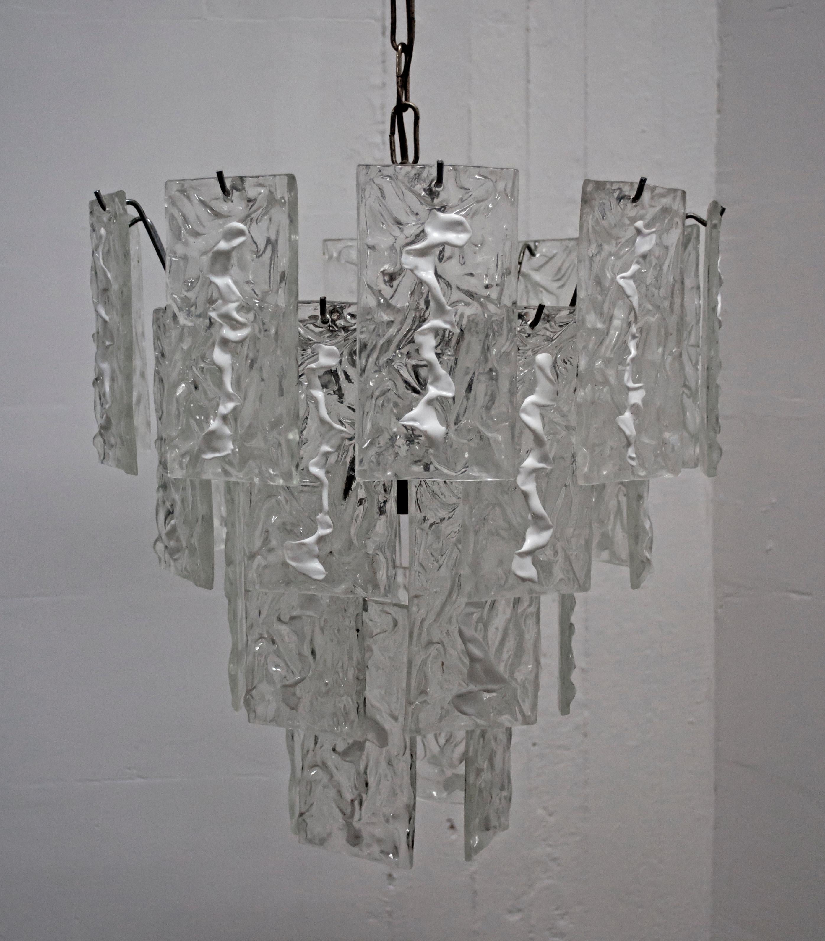 Kronleuchter aus mundgeblasenem Muranoglas, kristallene Farbe und transparentes Eis-gefertigt Lattimo von Carlo Nason für Mazzega entworfen.

