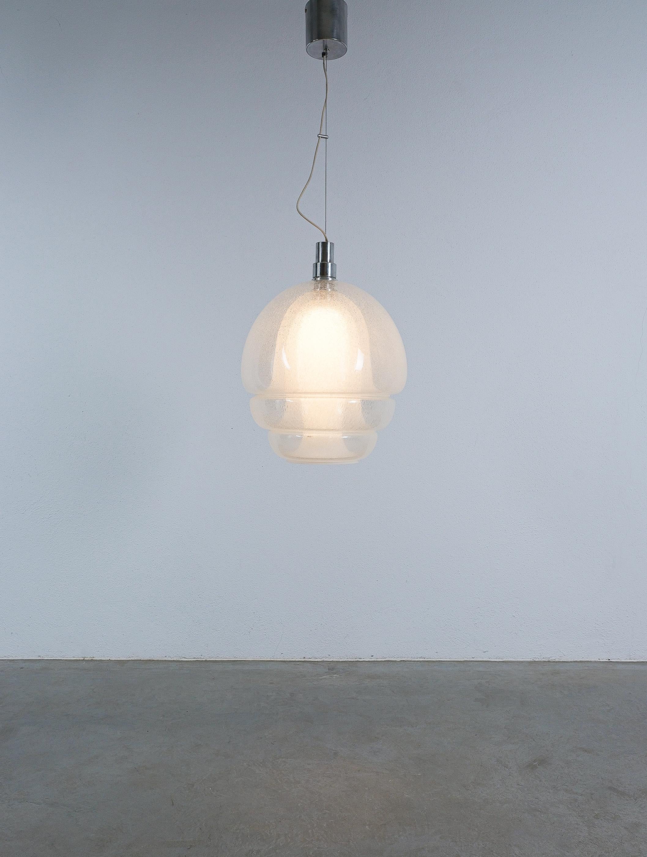 AV Mazzega light conçu par Carlo Nason. Modèle LS 134 Medusa ou Polpo, 1969 Italie (Murano)

Composée de quatre pièces de verre imbriquées les unes dans les autres et soufflées à la main dans un seul moule, cette pièce étonnante est réalisée selon