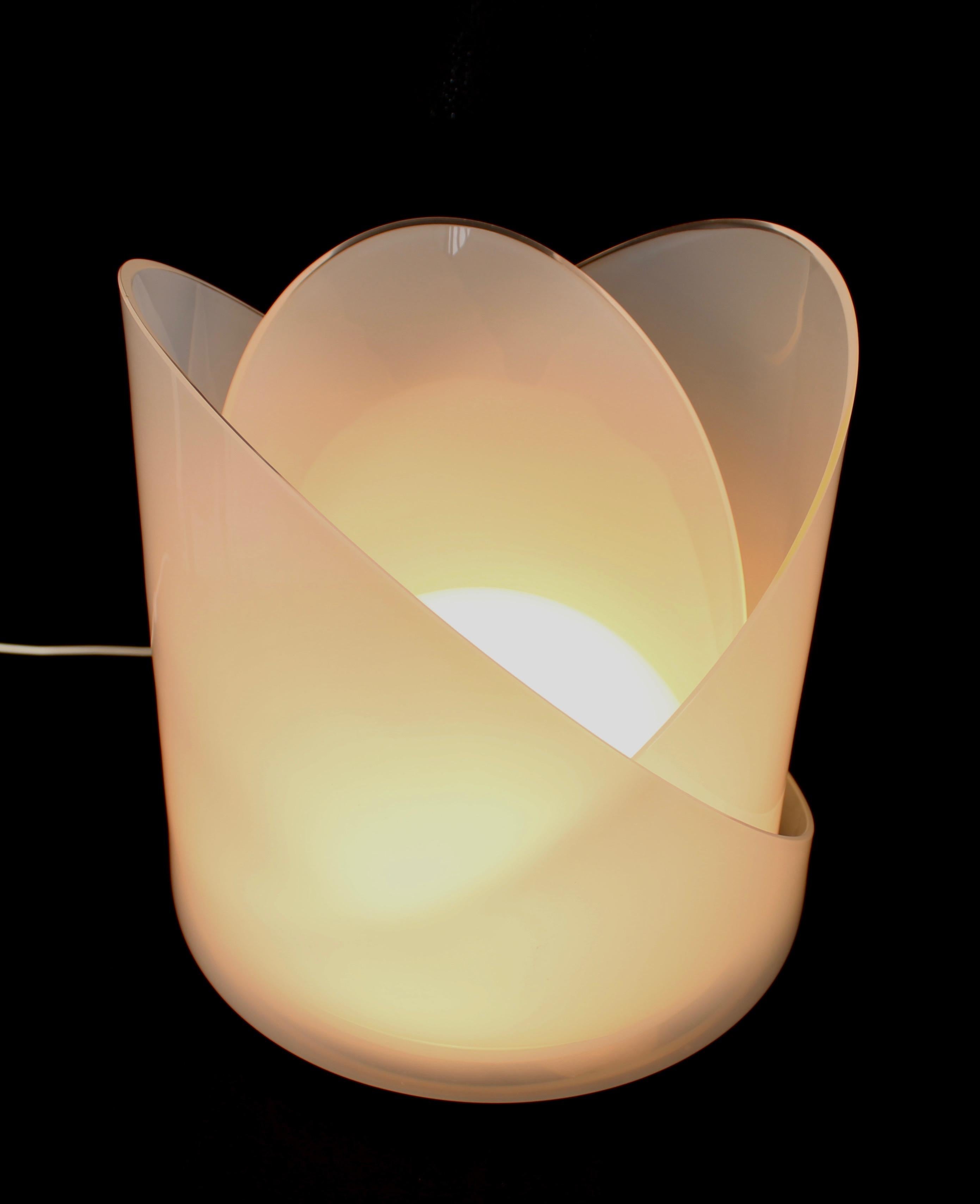 Carlo Nason Model LT300 Modulable Italian opaque sculptural glass table lamp for Mazzega.
Sometimes this lamp is called the lotus lamp and is composed of 3 opaque glass pieces or leaves that rotate around the center globe and can be positioned as