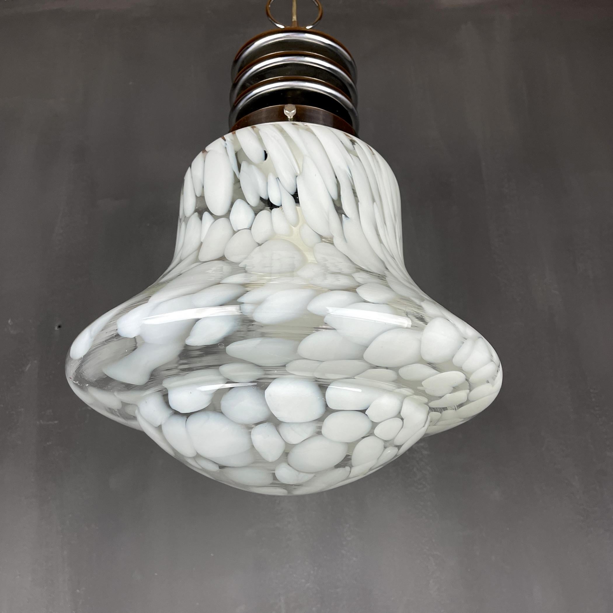Grande lampada a sospensione in vetro di Murano a forma di fungo. Prodotto in Italia negli anni '1960.
Il motivo a merletto crea una luce morbida e luminosa.
Condizioni vintage molto buone, il metallo mostra segni di usura, ha una patina Nature.