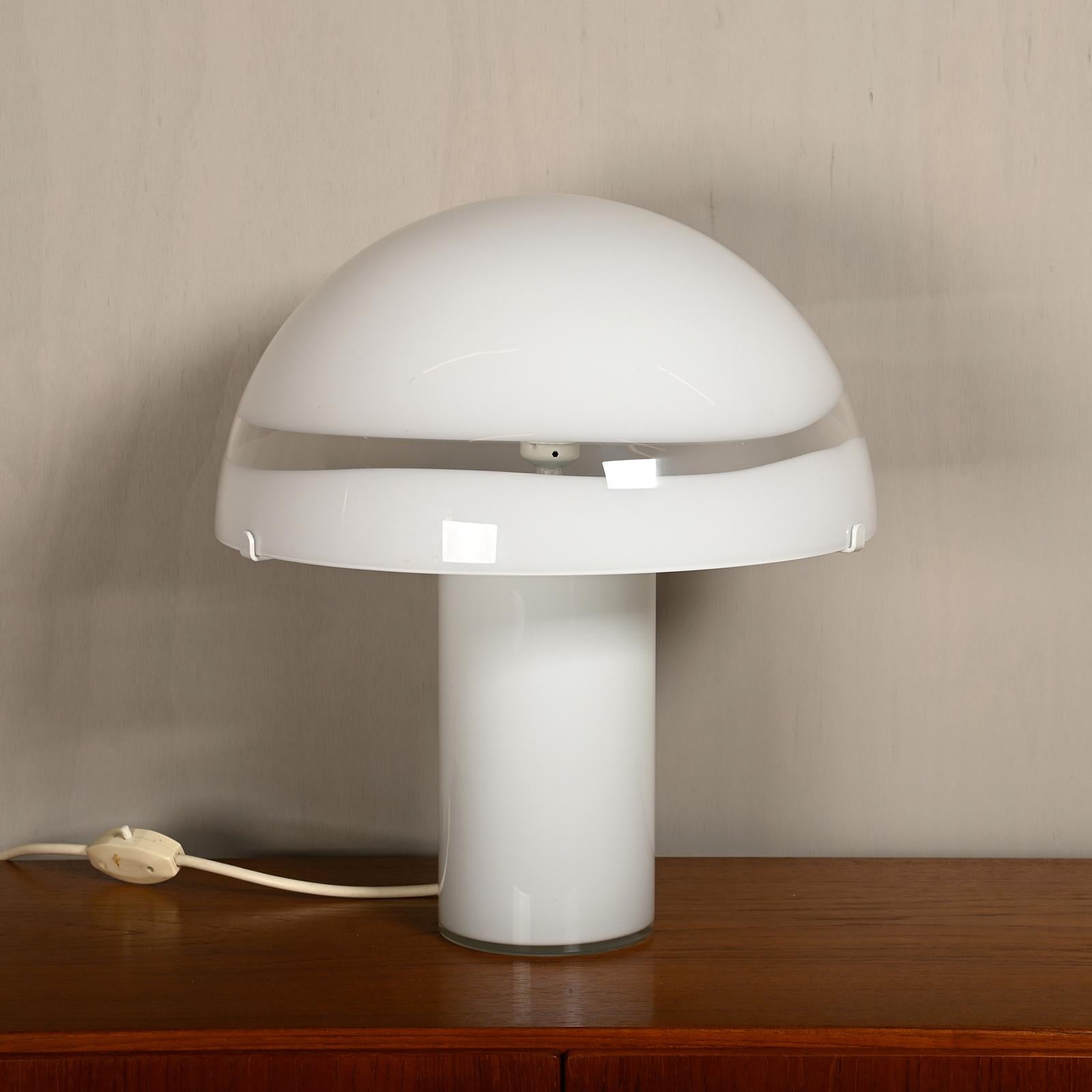 Magnifique lampe de table Mushroom conçue par Carlo Nason pour Mazzega, Italie, années 1970. Base en verre tubulaire en cristal blanc opale soufflé à la main. Abat-jour champignon en verre de cristal opale soufflé à la main avec une large bande