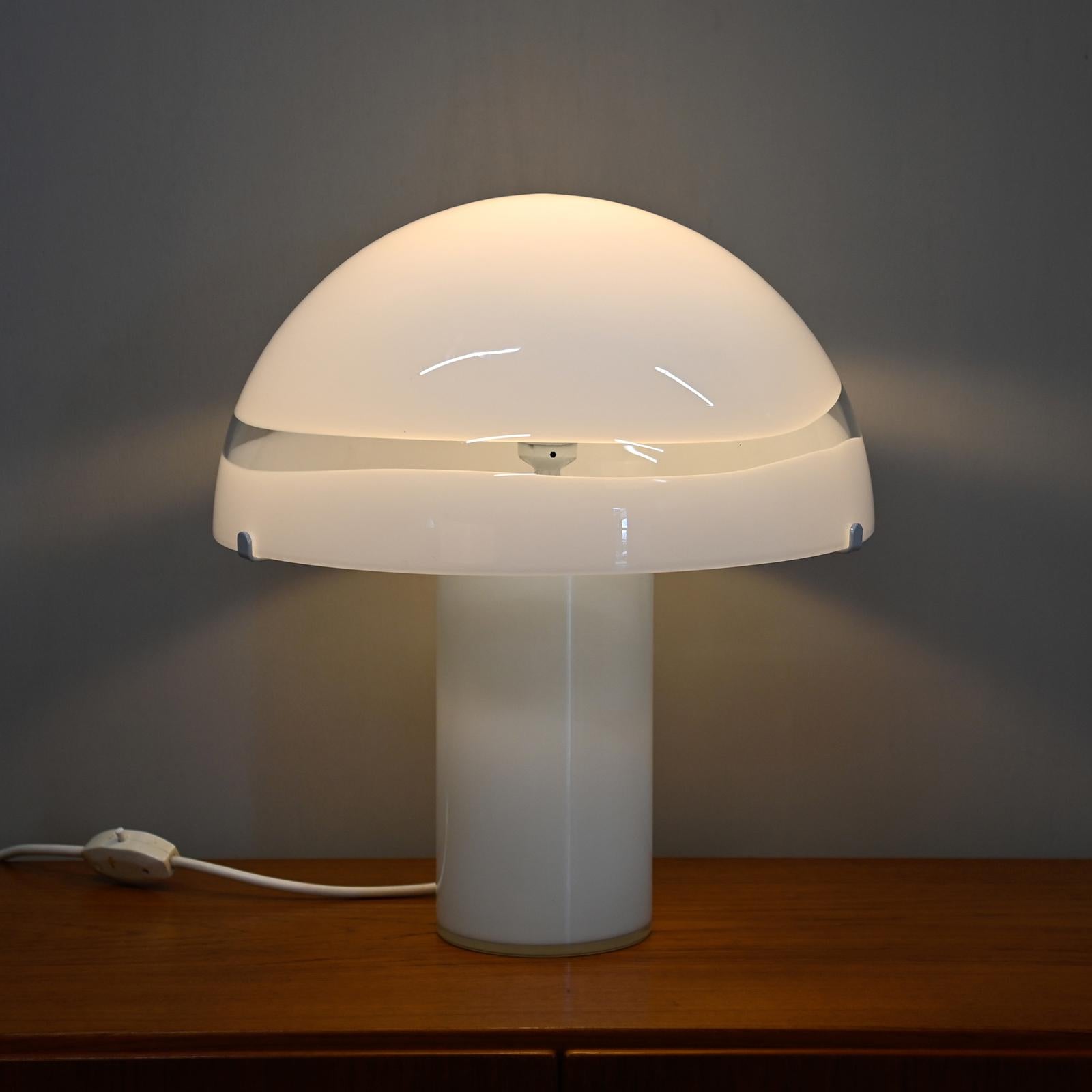 Mid-Century Modern Lampe de table Carlo Nason Mushroom avec verre de Murano blanc pour Mazzega Italie 1970's